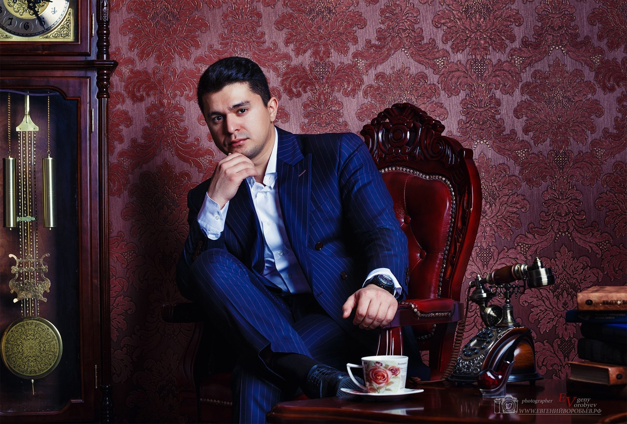 мужская фотосессия для сайта знакомств социальных сетей фотограф в Красноярске цена заказать мужскую фотосессию бизнес портрет мужские фото для знакомства с девушкой брутальная фотосессия в городе фотостудии имиджевая фотосессия для мужчины для бизнеса идея  места пример фото образы стилист Красноярск позы для мужской фотосессии генерация фото фотосессия ИИ промты для фотосессии нейросеть  