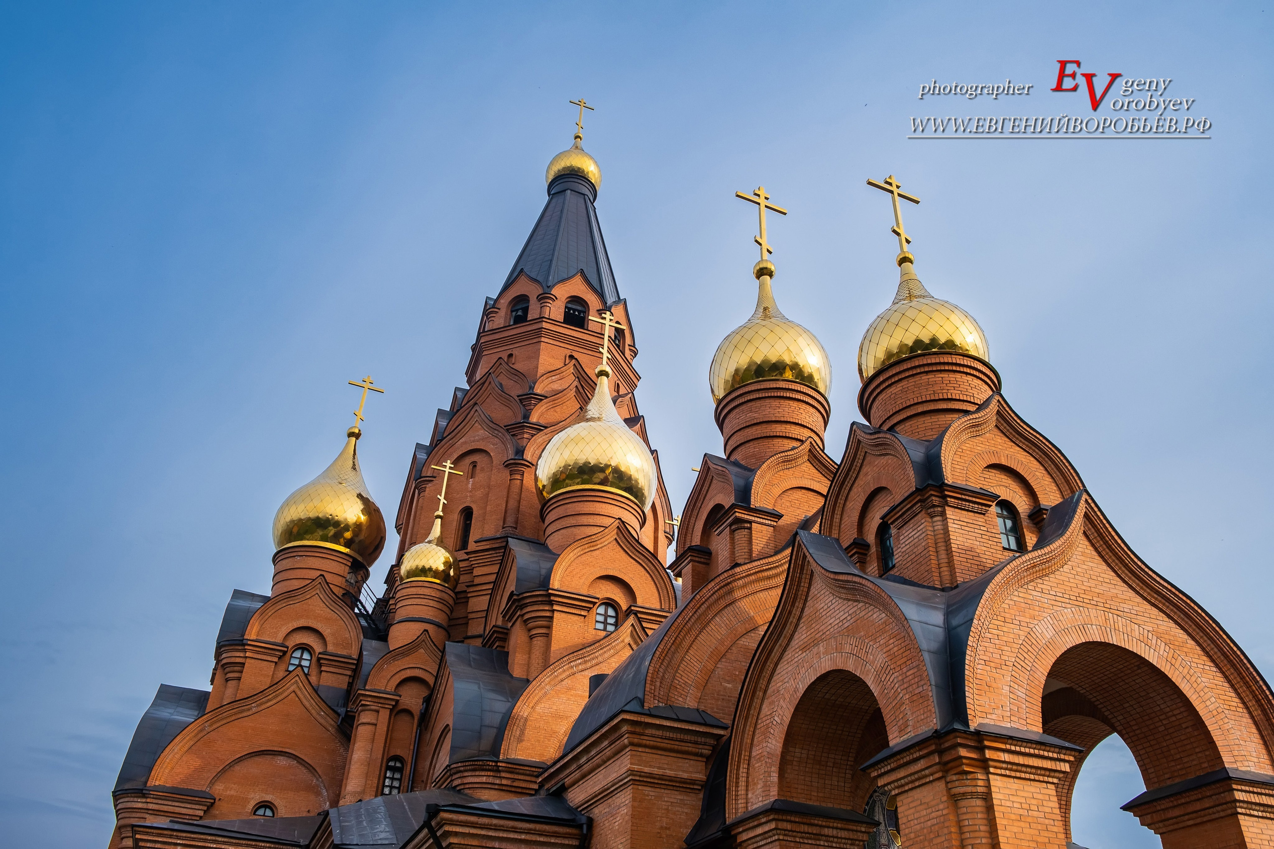 Крестовоздвиженский собор храм церковь в Лесосибирске экскурсии Енисейск Красноярск аренда микроавтобуса трансфер индивидуальный тур фото интересные места что посмотреть куда сходить что посетить достопримечательности в Лесосибирске фототур  цена заказать экскурсию программа маршрут смотровые площадки видовые красивые места путешествие туристический маршрут 