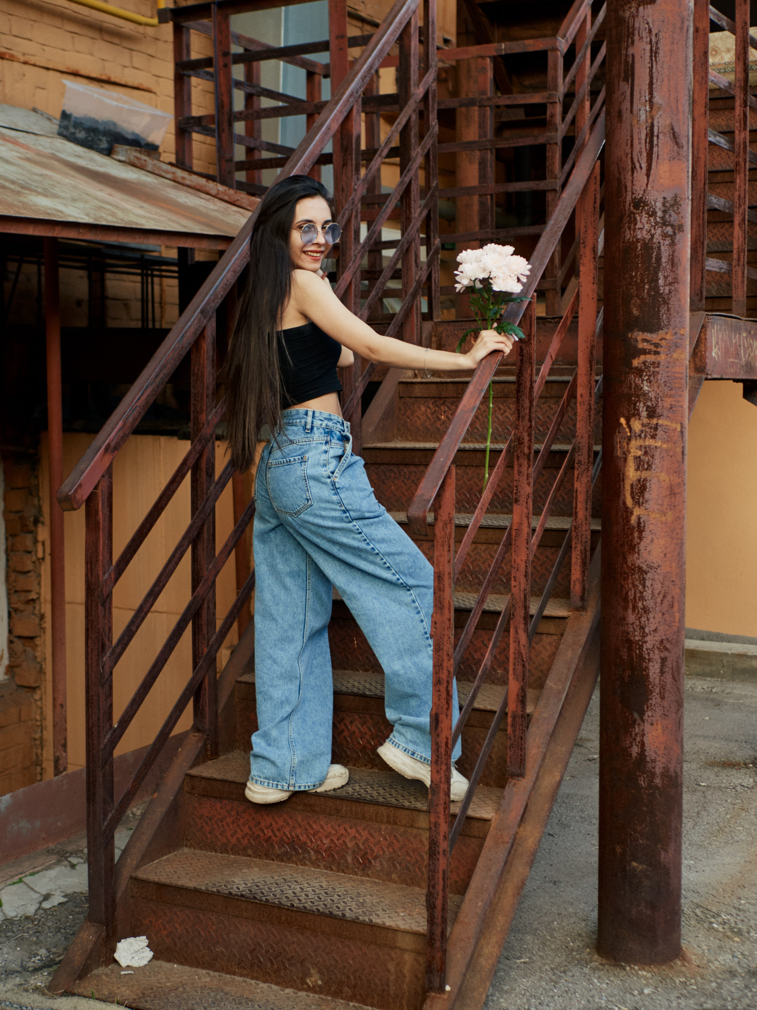 Девушка в цветком на лестнице