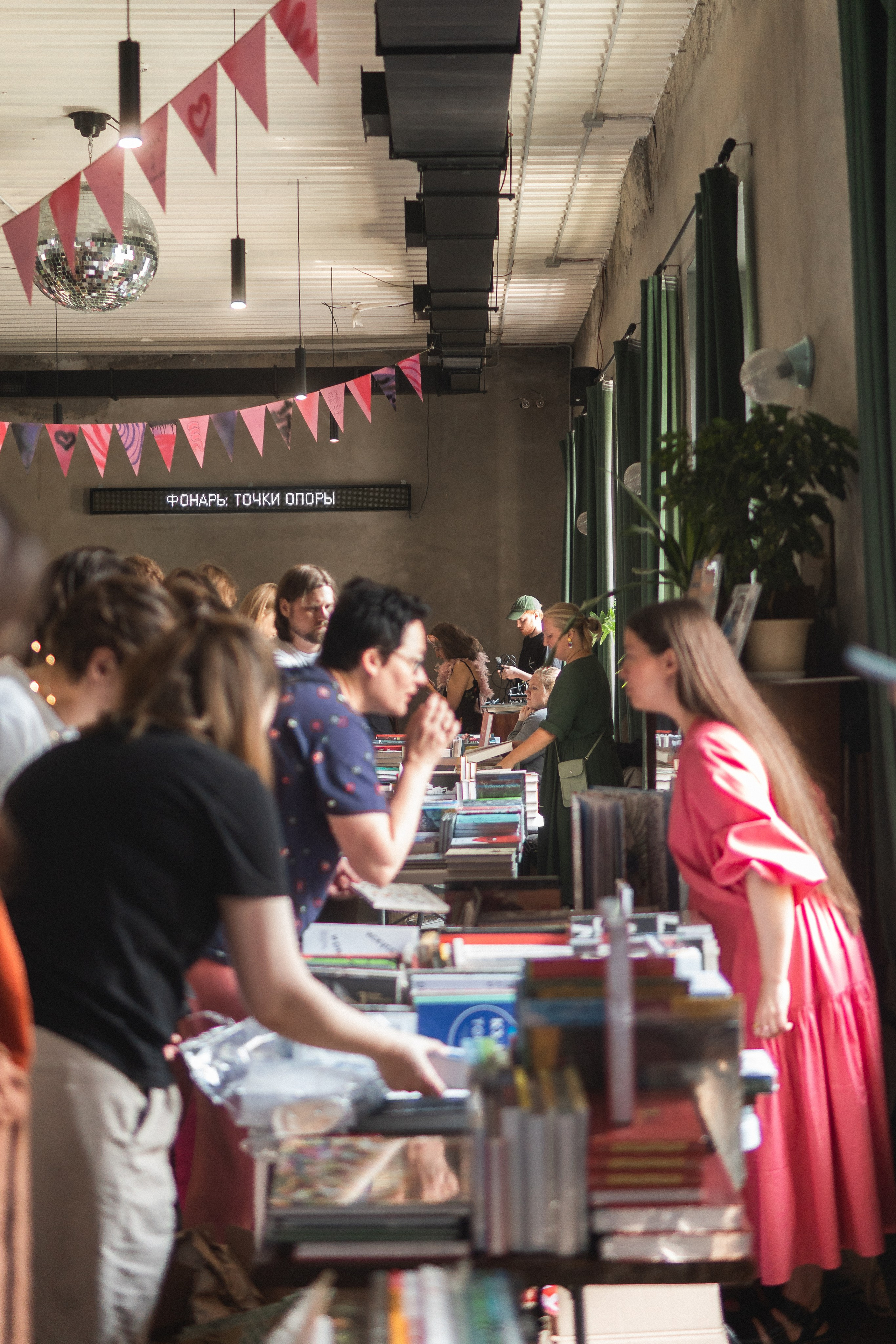 Благотворительный книжный маркет «ФОНАРЬ». Портретный и репортажный фотограф в Воронеже: Анастасия Пузикова