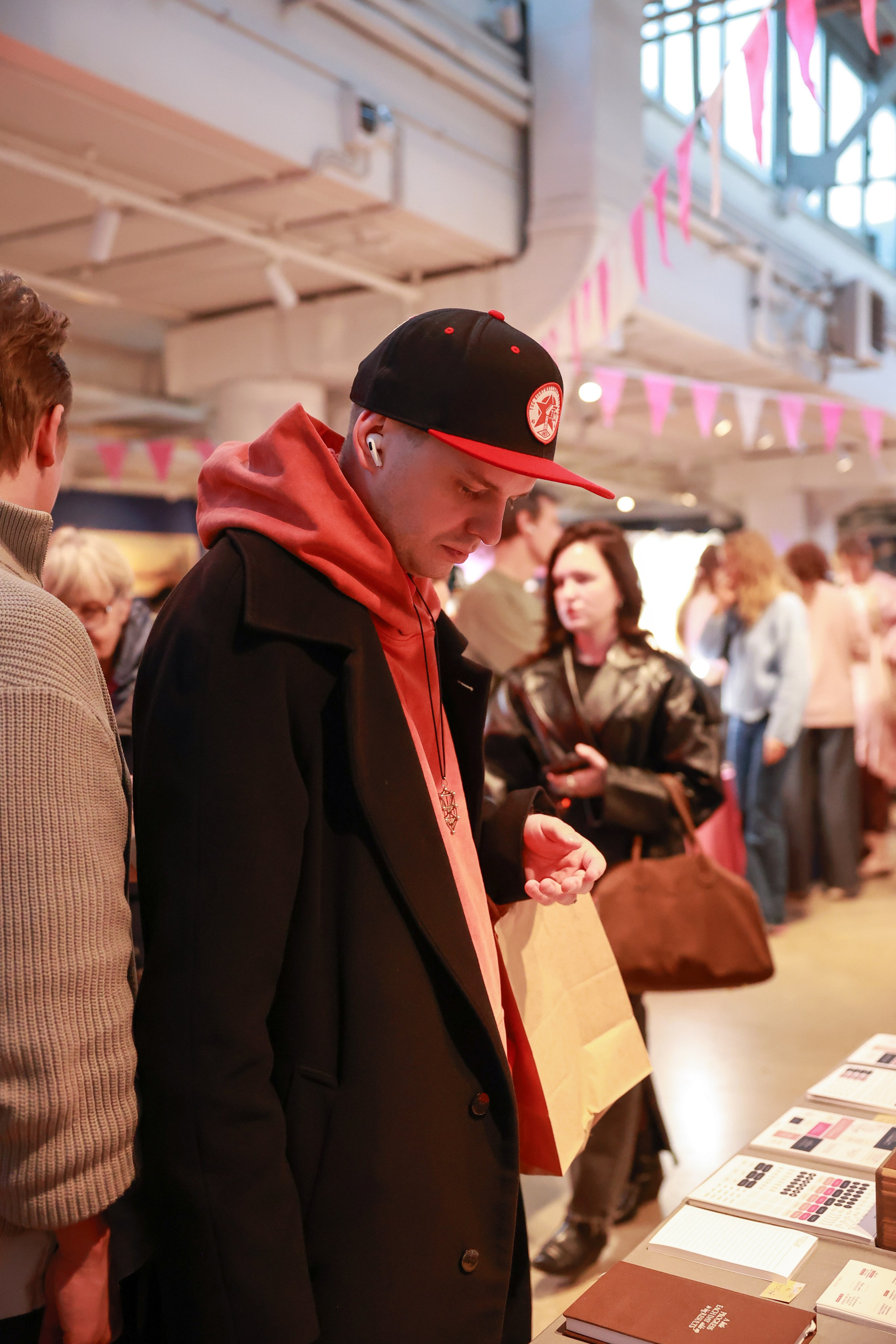 7–8 марта 2025 в пространстве «Три вокзала. Депо» / День 1 / фото Саша Жукова. Фотоотчеты «Ламбада-маркета»