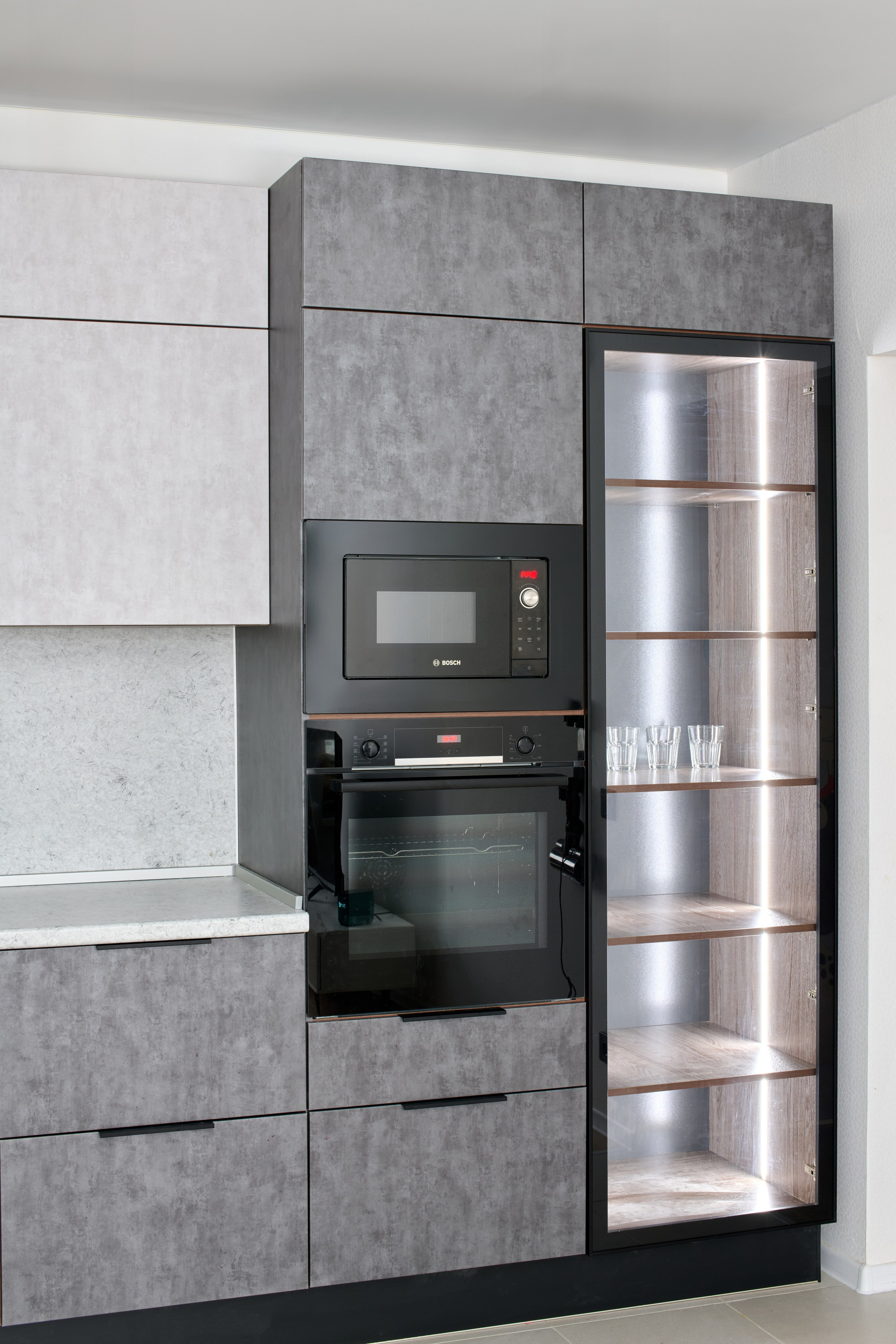 Кухонная колонна: открытая витрина, техника, серые фасады