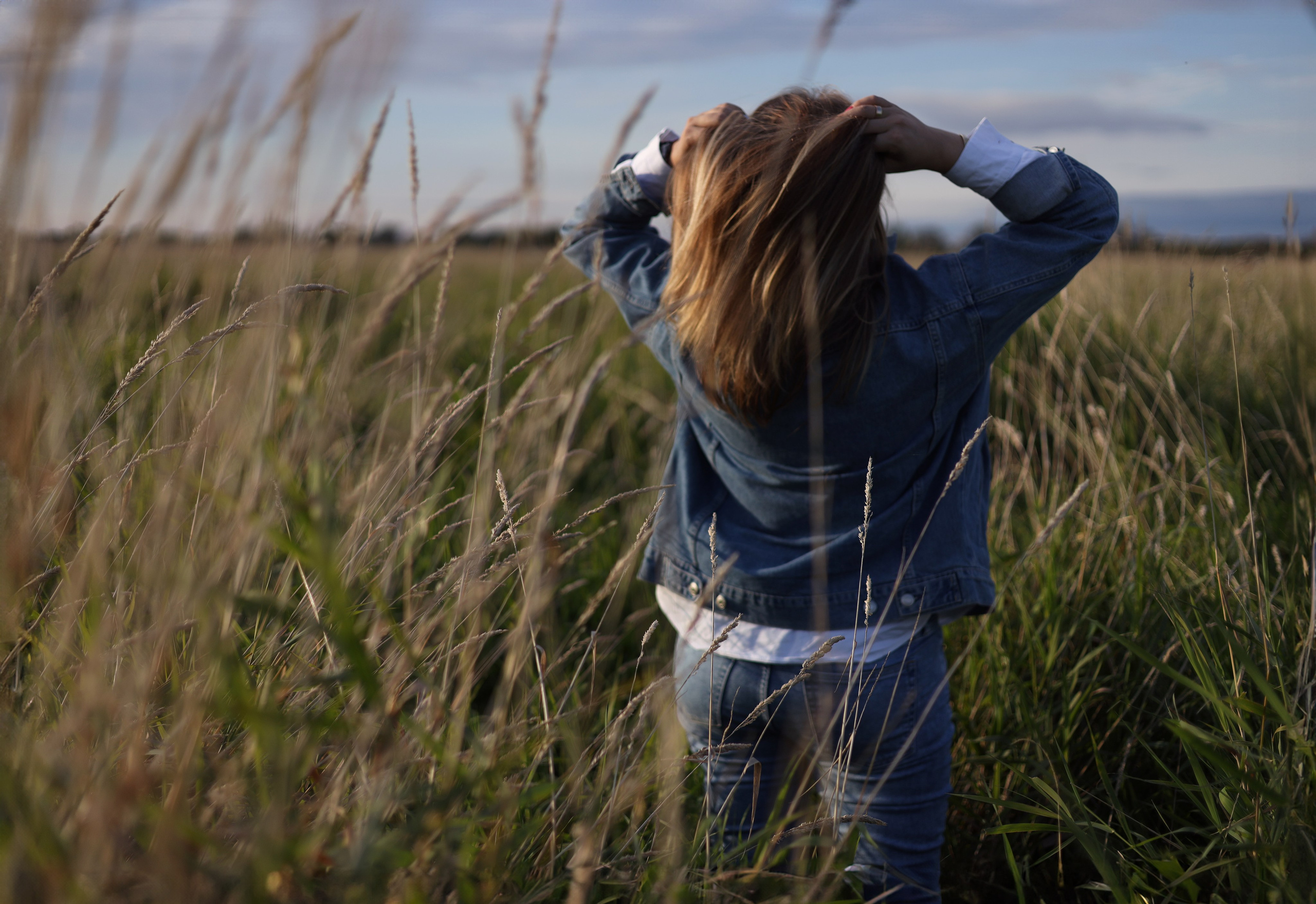 фотосессия на природе девушка стоит спиной к камере смотрит вдаль