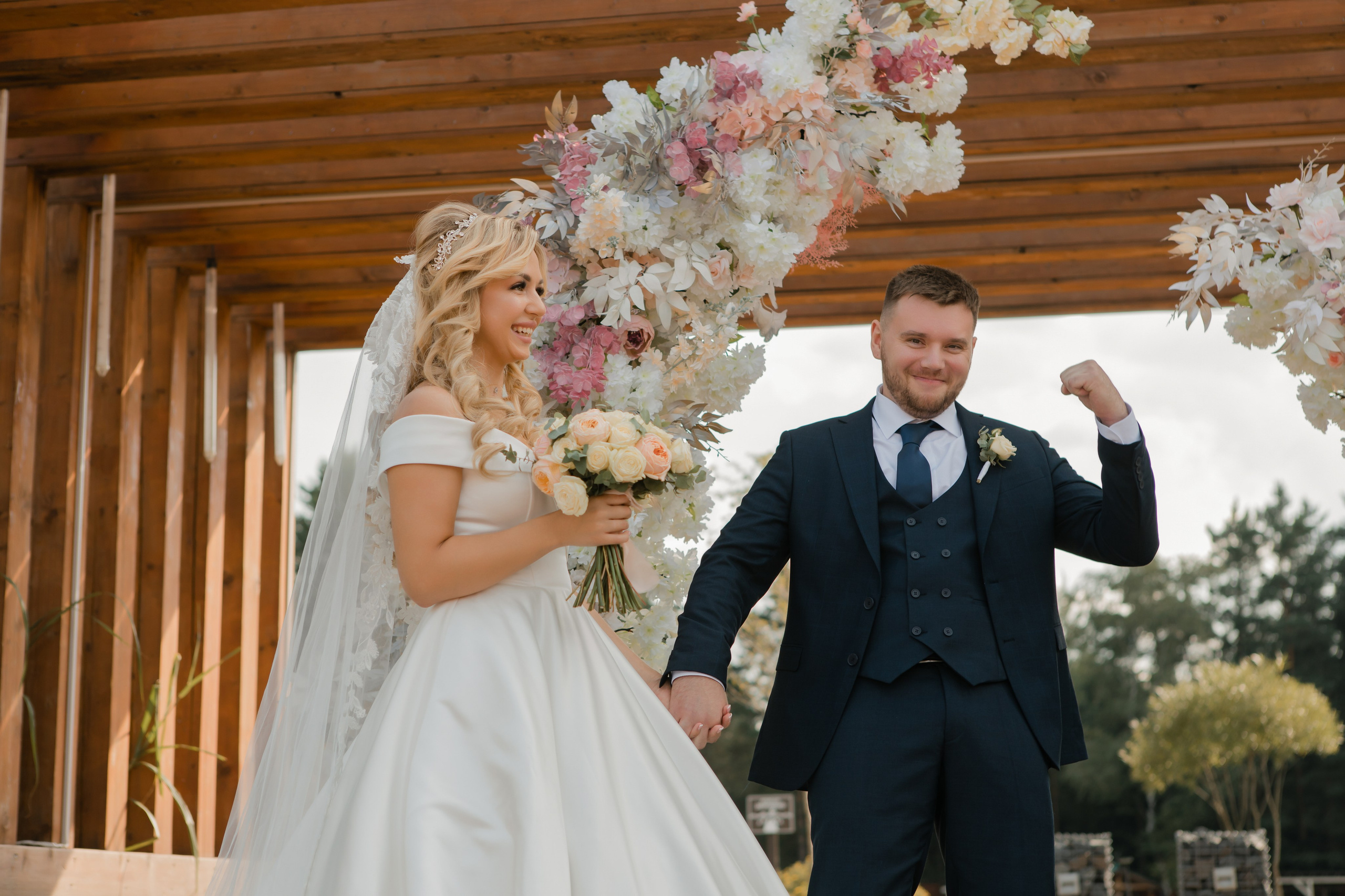 Юрий и Кристина. Видеосъемка и фотосъемка свадеб. Фотограф и оператор на свадьбу. Видеосъемка подкастов, собственная видео-фотостудии. Предметная фотосъемка