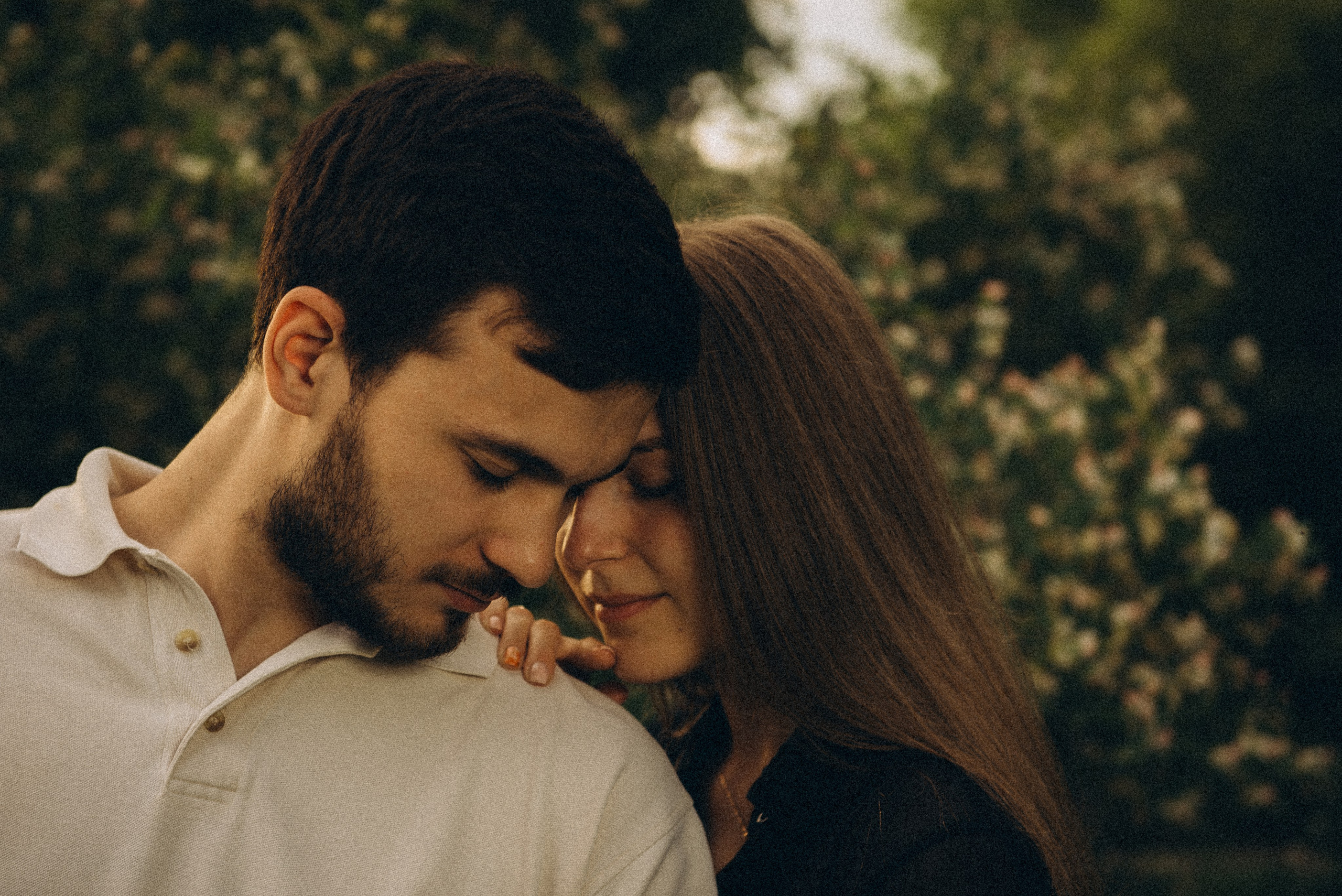 Фото пары в золотой час: близость, контровой свет заката и искренние эмоции. Съемка Love Story на набережной Оби, Новосибирск.