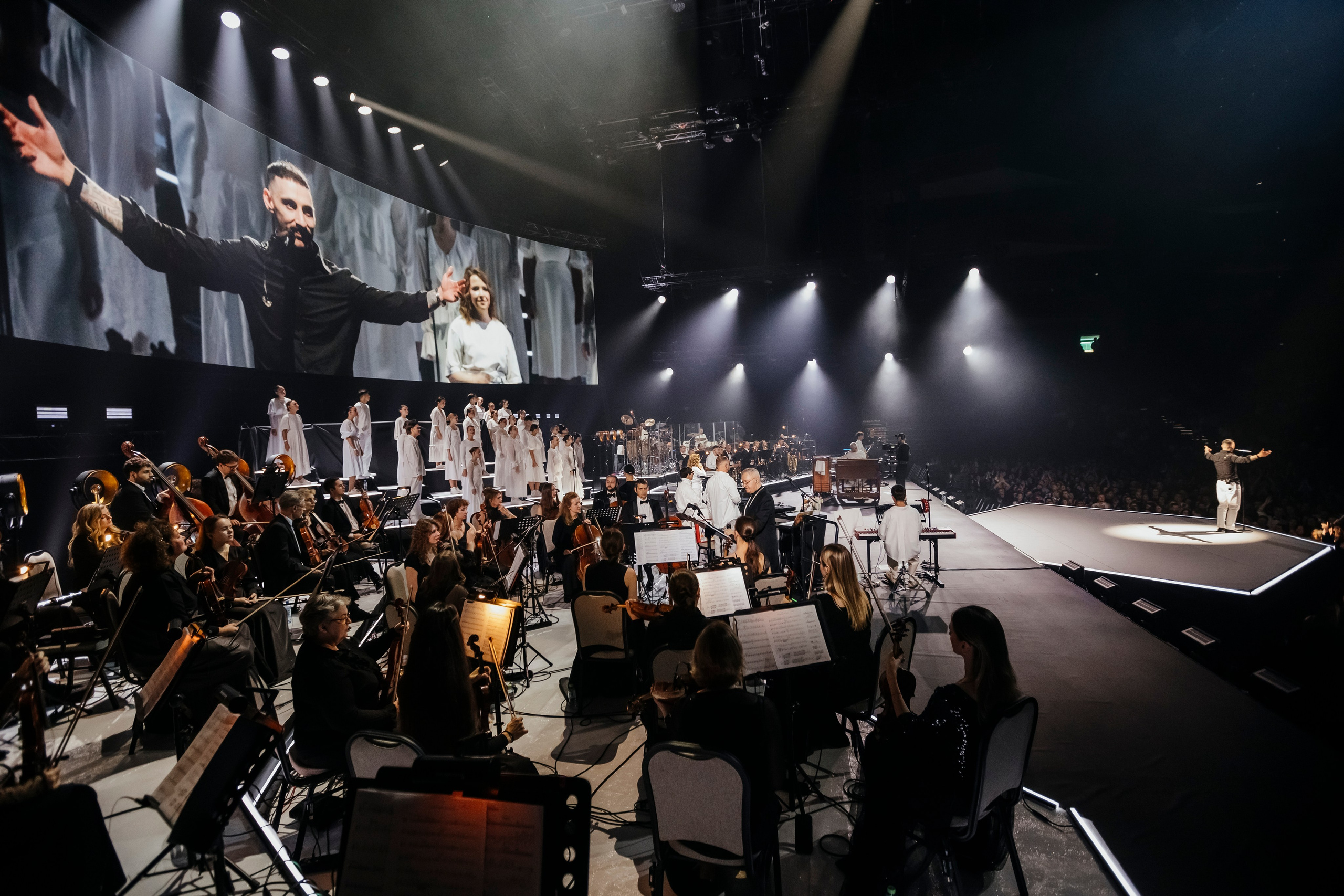 Концерт L’ONE с хором и симфоническим оркестром в Live Арене 19 октября 2025. Репортажный, event, концертный и backstage фотограф из Москвы Виталий Кривцов
