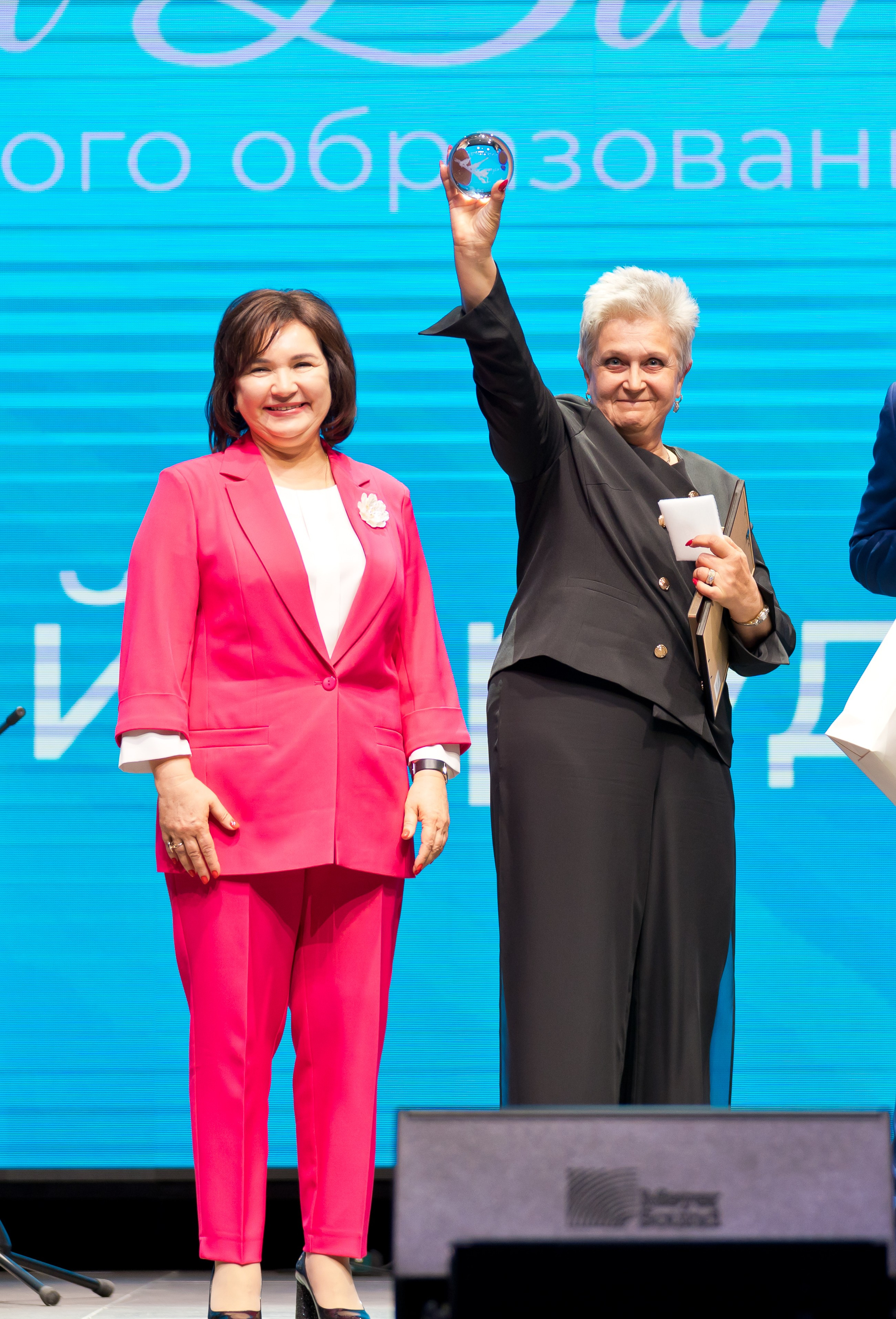 Лауреат поднимает хрустальный приз на сцене. Награждение в честь Дня местного самоуправления в Санкт-Петербурге | Фото: Евгений Мальцев