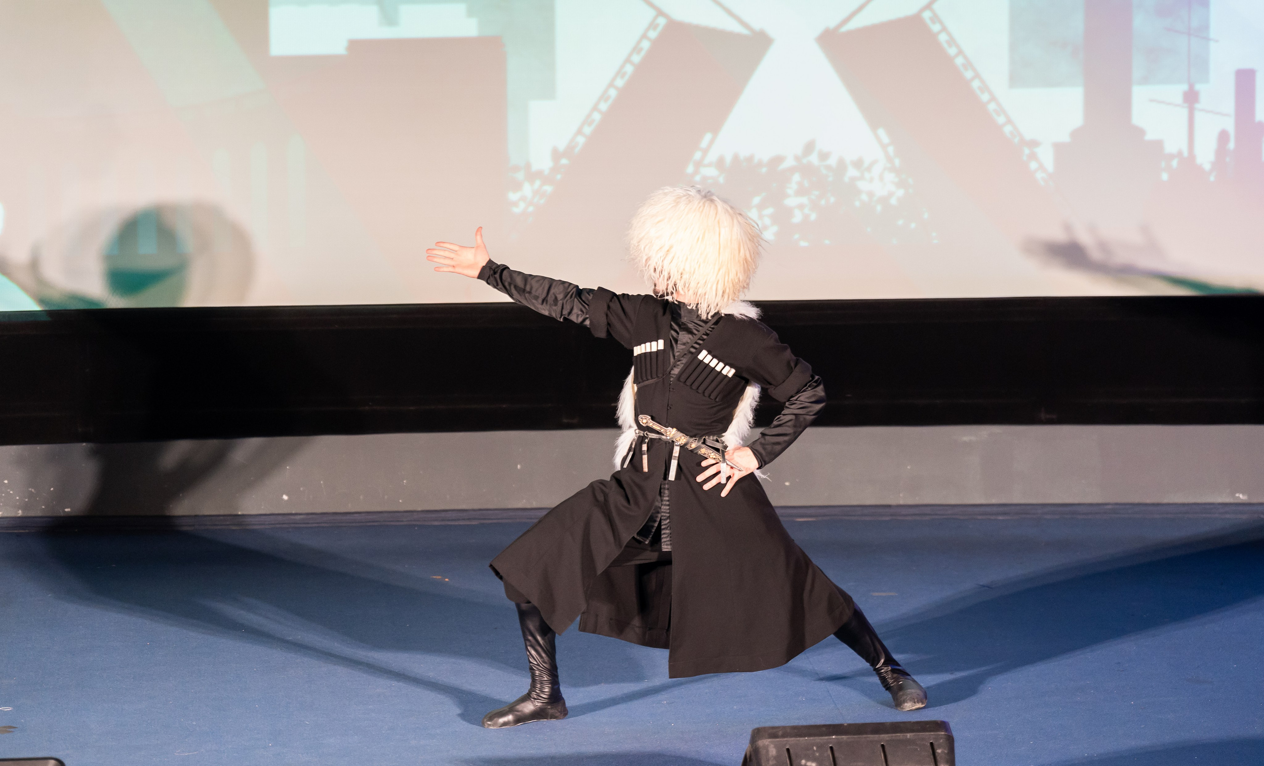 Мужской народный танец в традиционном костюме на XII Международном фольклорном фестивале. Санкт-Петербург, 2026. Фото: Мальцев Евгений.