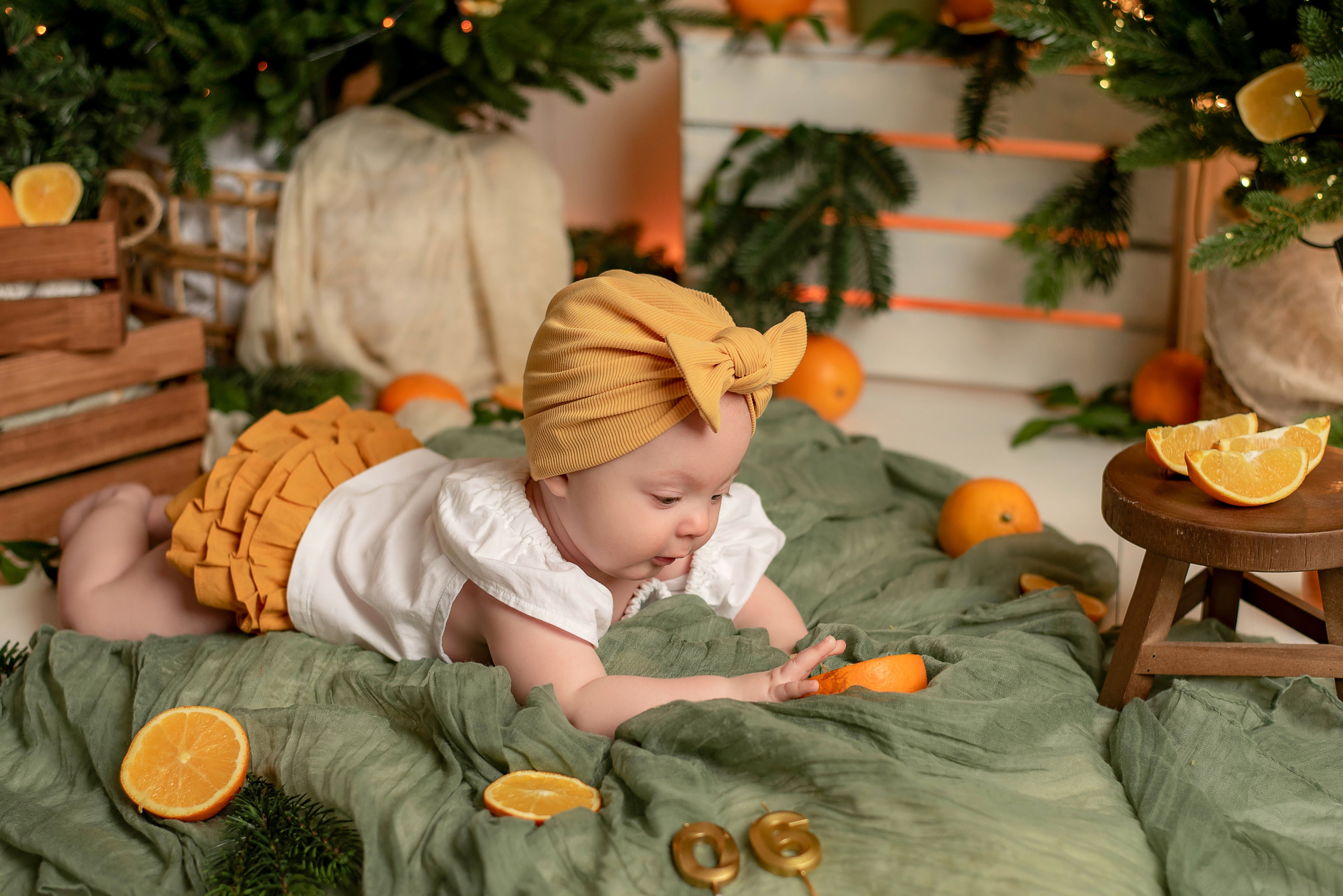Лиза- купание с апельсинками НГ. Семейный и детский фотограф Наталья Горда