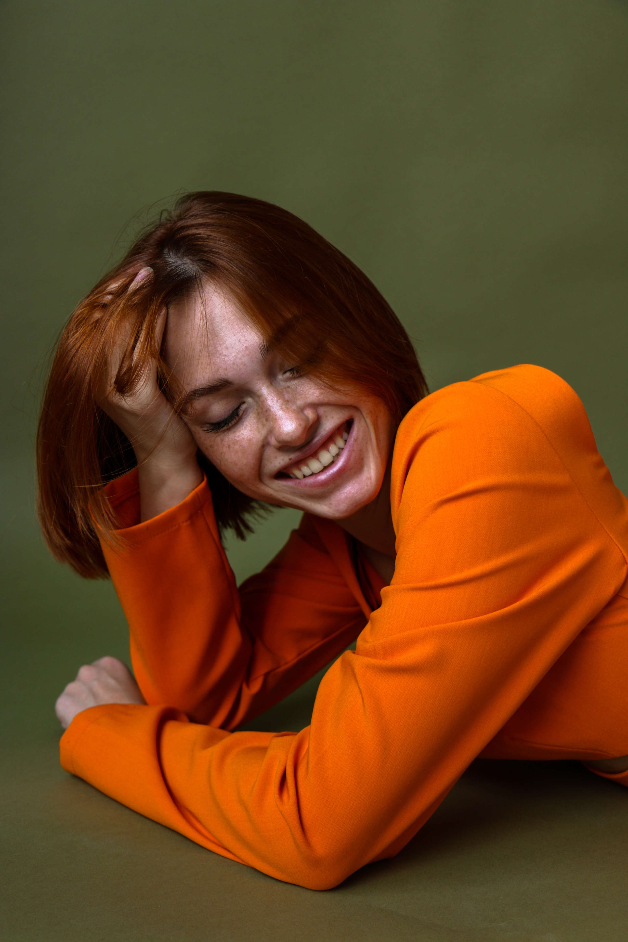 Улыбающаяся девушка, студийный портрет.