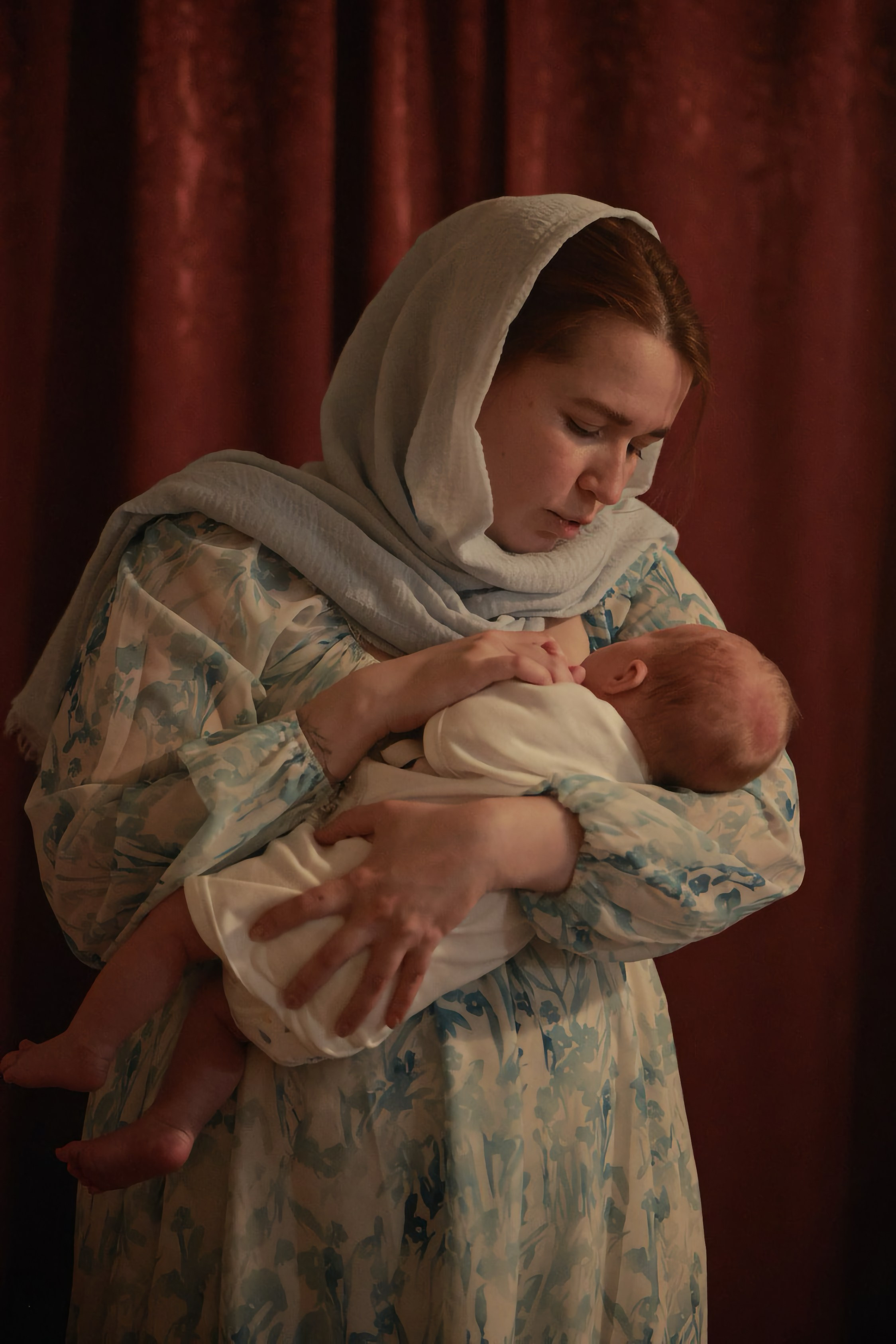 Интерьер Храма на Крови во время совершения таинства. Геометрия кадра и работа с естественным светом. Фотограф и видеограф Илья Антропов, Екатеринбург.