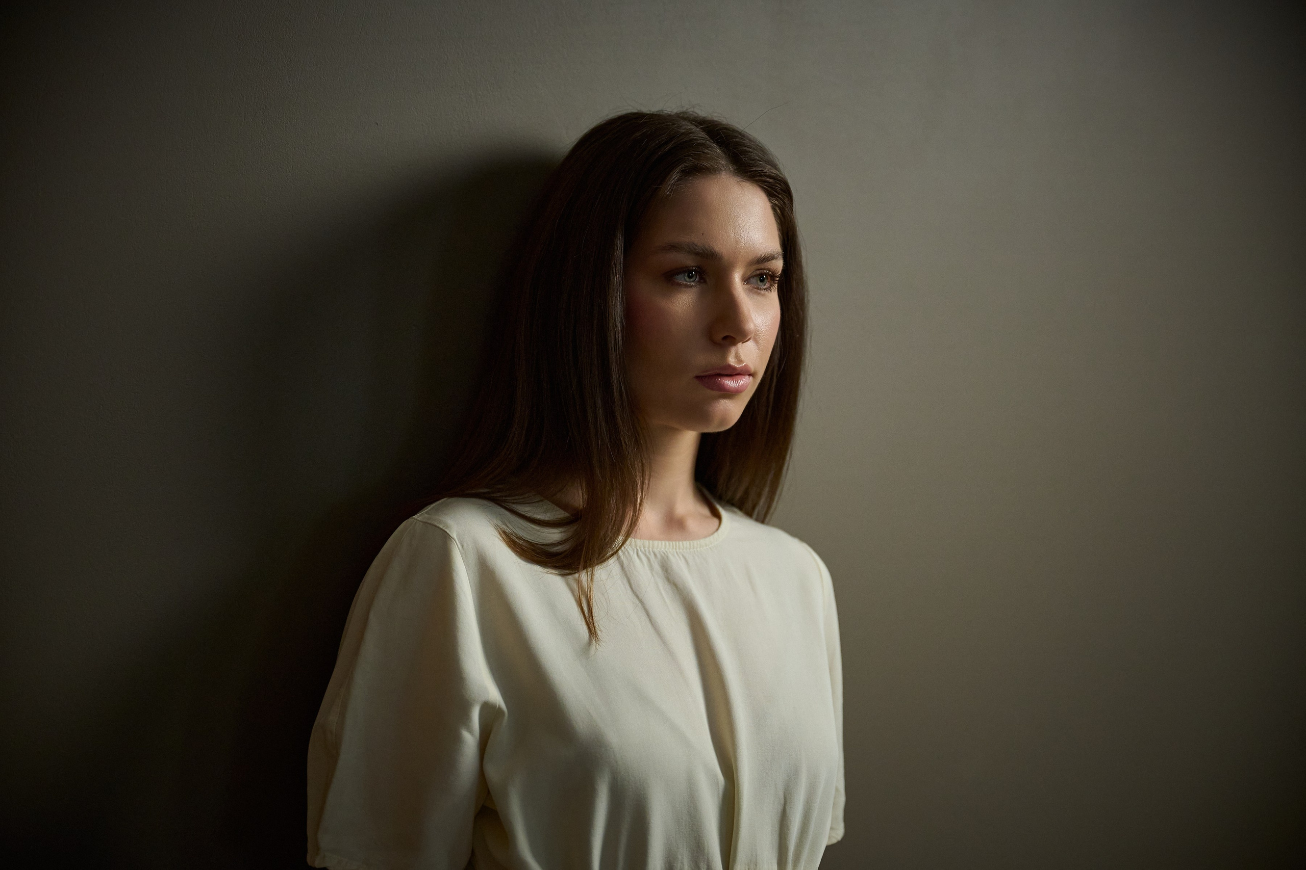 Тихая женская фотография — съёмка без ролей и позирования, где важнее состояние, чем образ