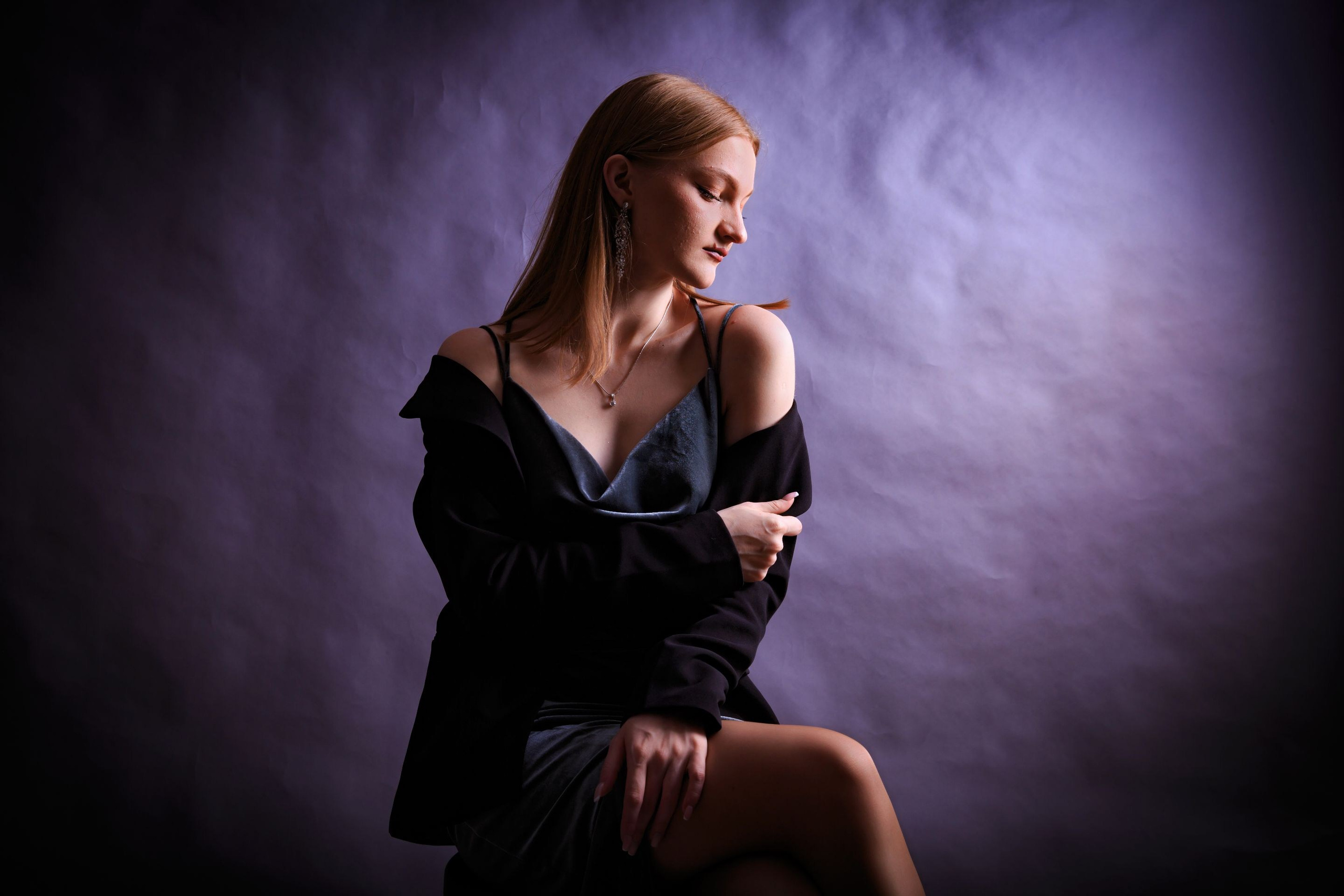 Индивидуальная женская фотосессия в студии FOTOGEN в Краснодаре | Премиум качество, с цветочными аксессуарами.