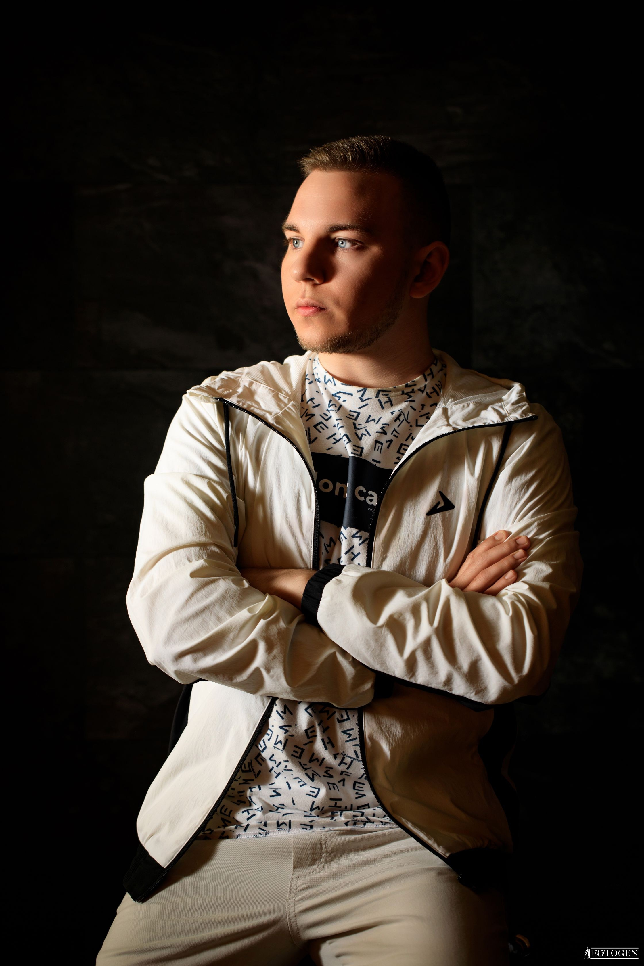 Профессиональная мужская фотосессия в Fotogen: Ваша история в кадре. Интерьерная фотостудия FOTOGEN г. Краснодар