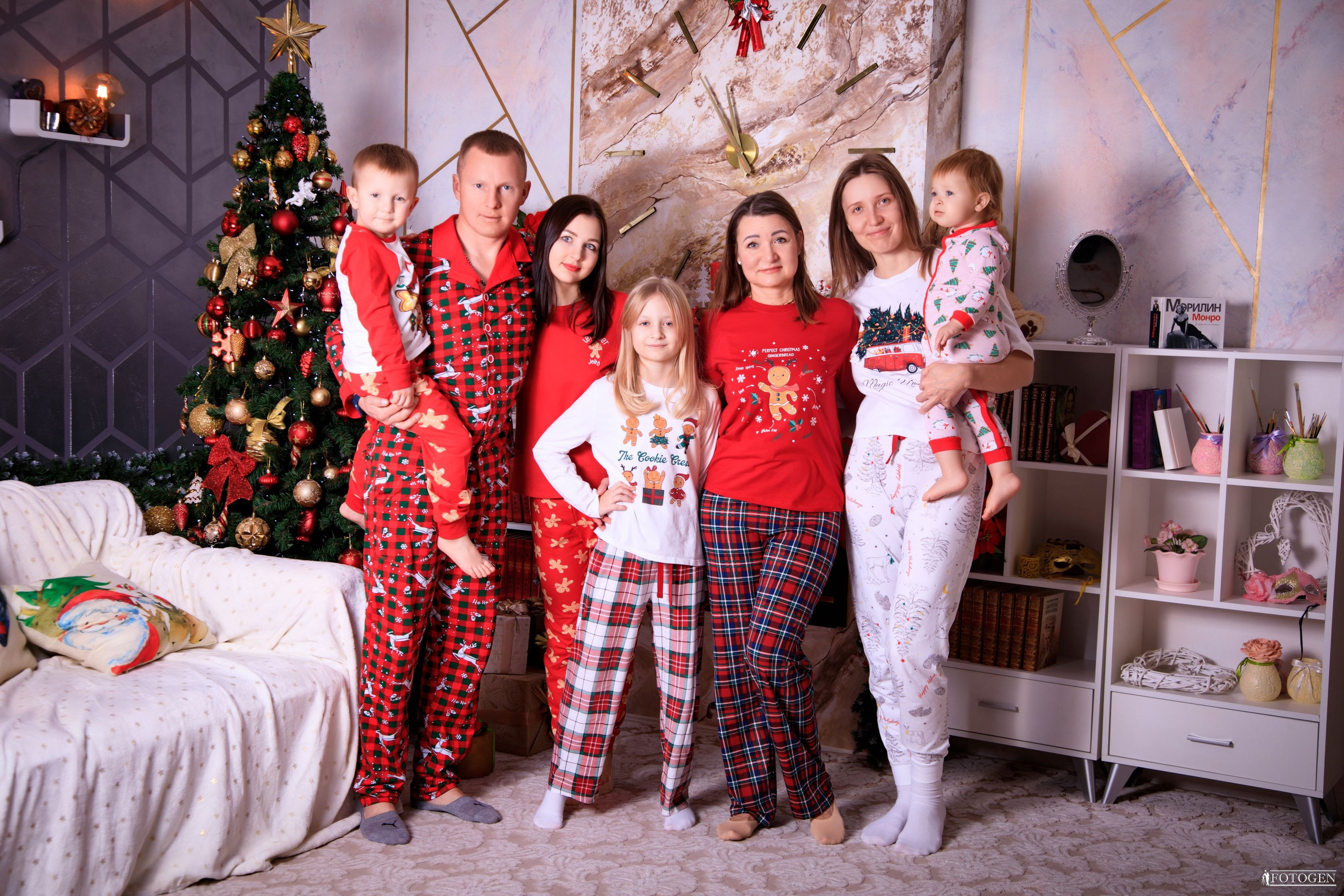Портфолио больших семей: Единство и радость в новогодних интерьерах. Интерьерная фотостудия FOTOGEN г. Краснодар