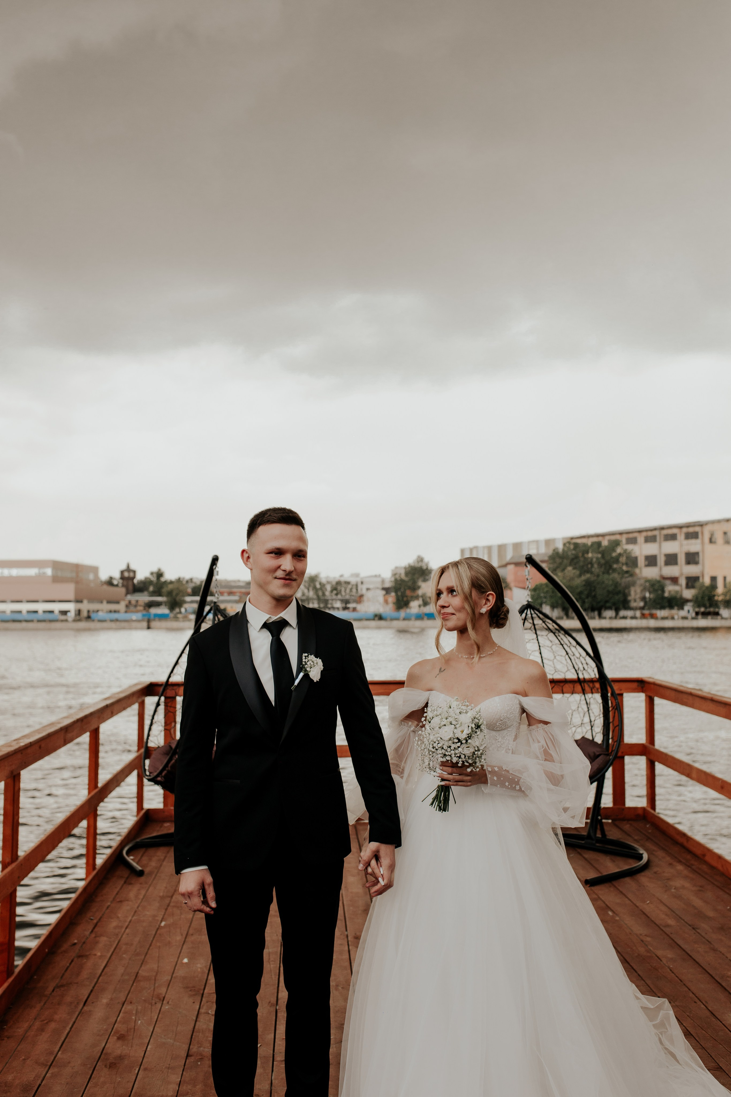 Гости встречают молодожёнов под звуки аплодисментов — романтика вечера