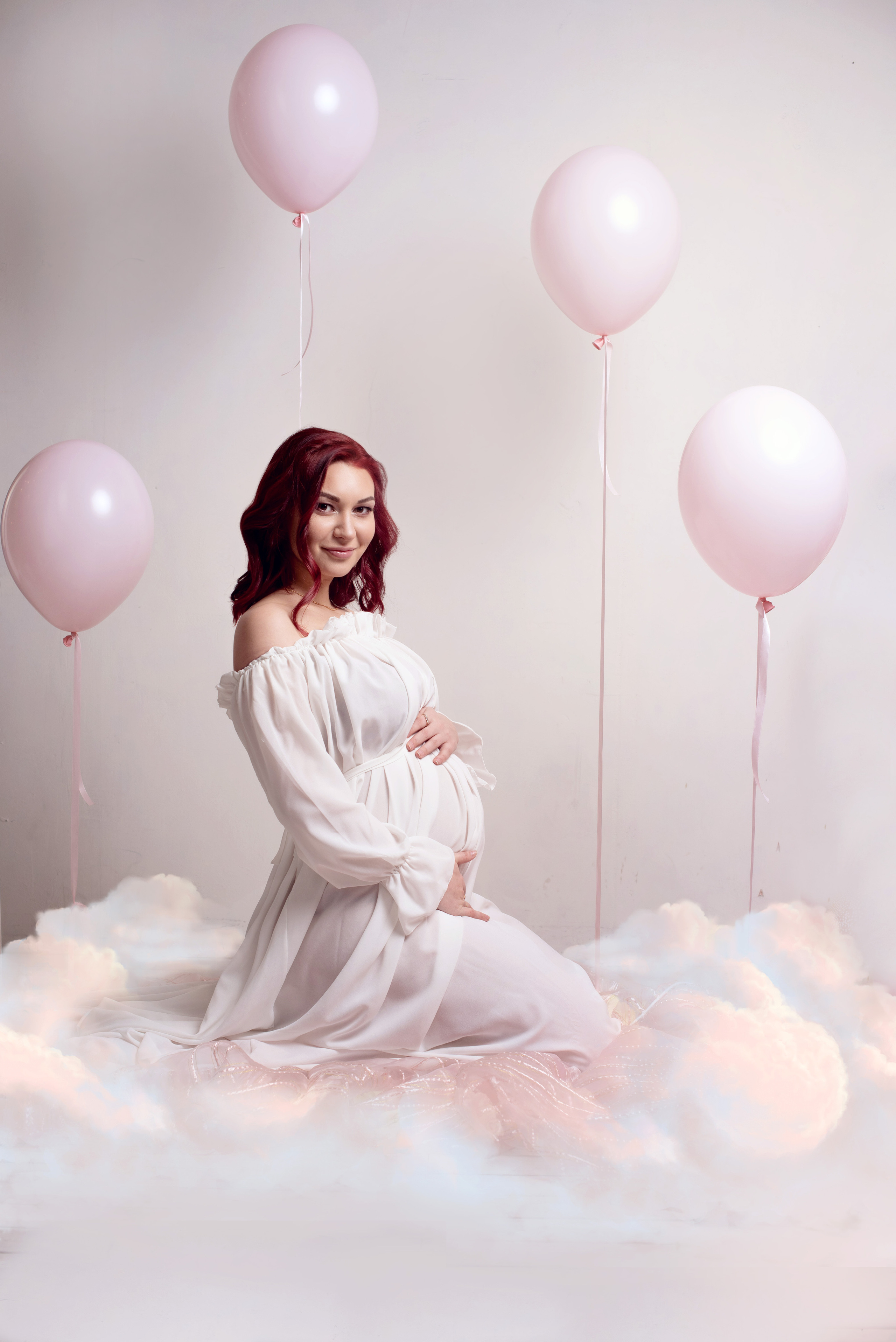 Беременна, в ожидании чуда с воздушными шариками на заднем фоне