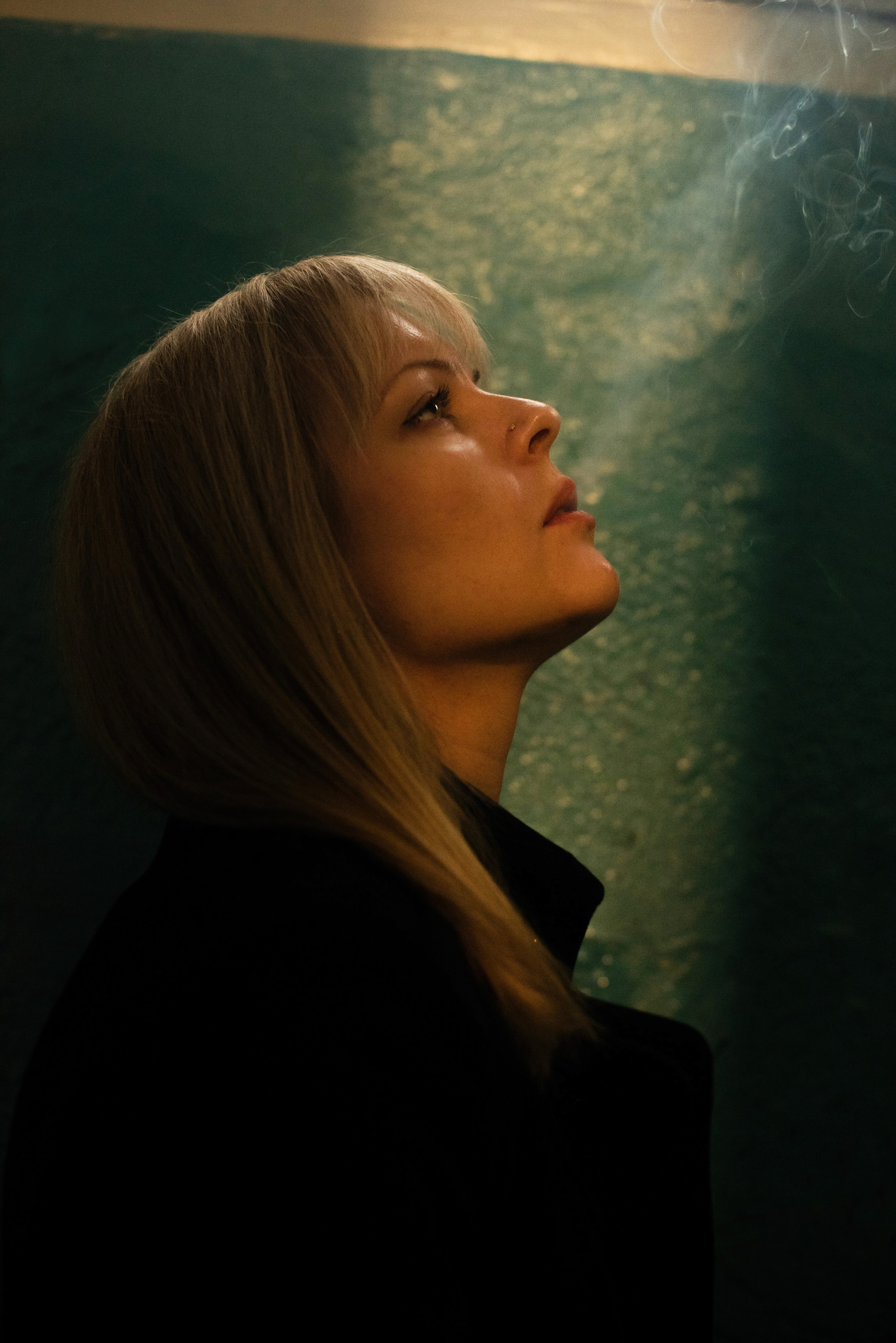 идеи для съемки в подъезде, красивые фото в подъезде, женский портрет