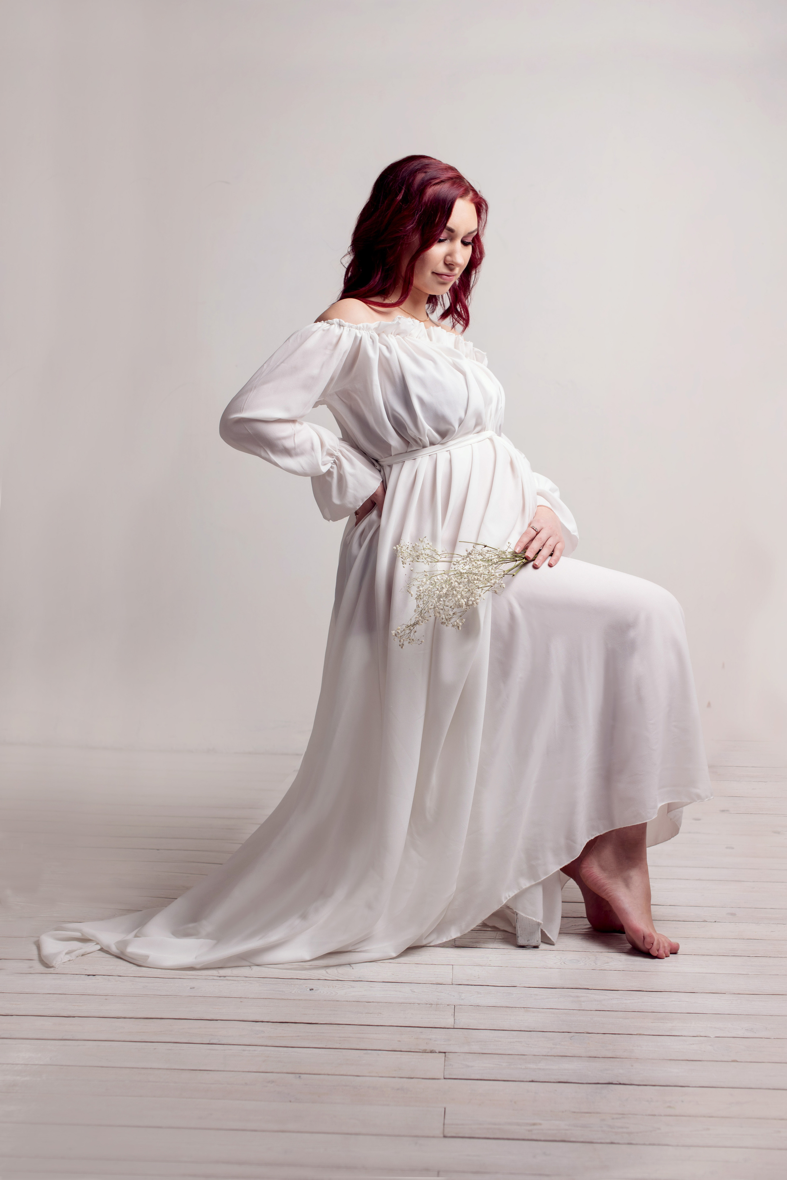 Беременна, в ожидании чуда вся в белом на светлом фоне