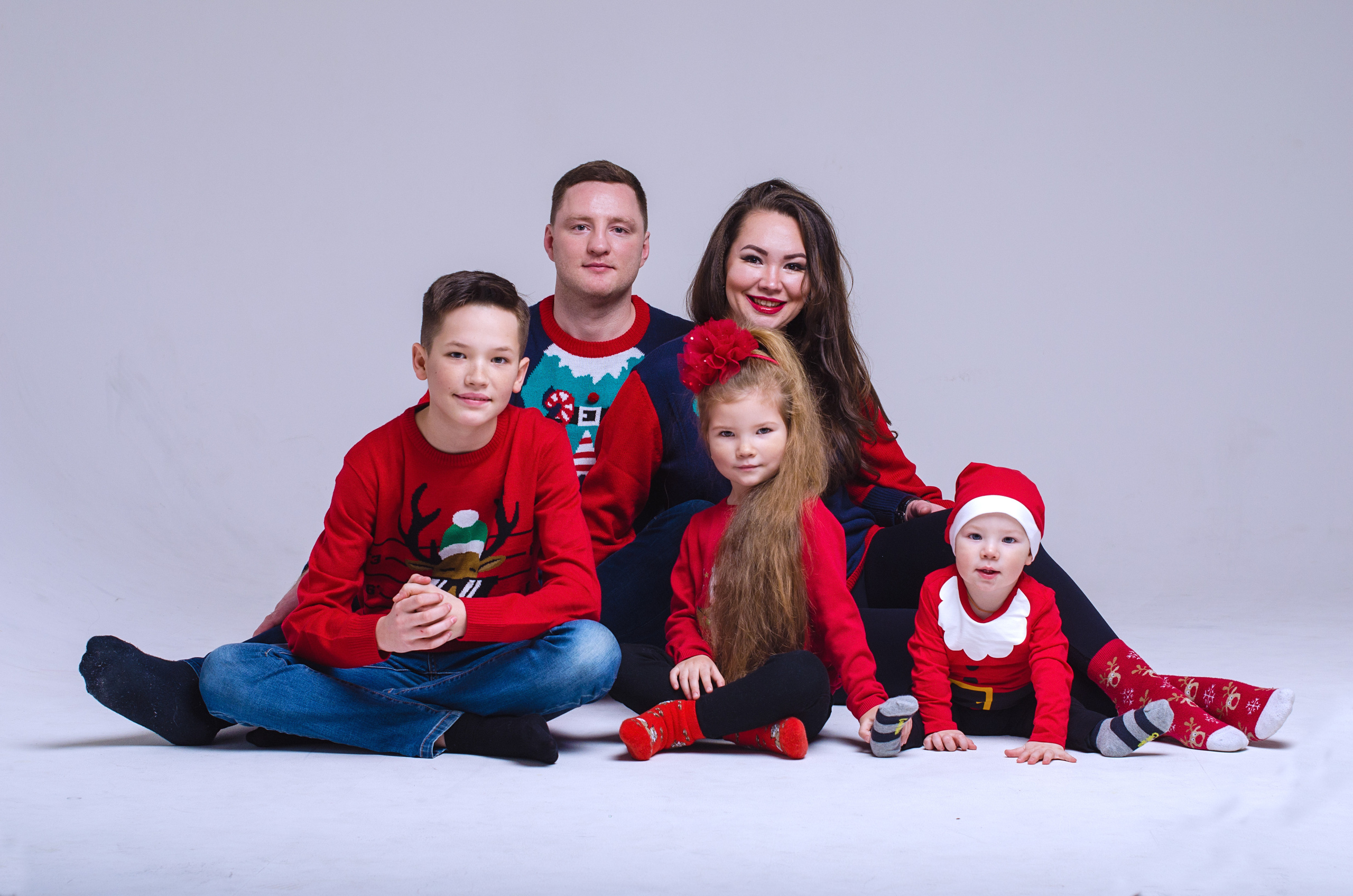 Портрет большой семьи в красных свитерах 