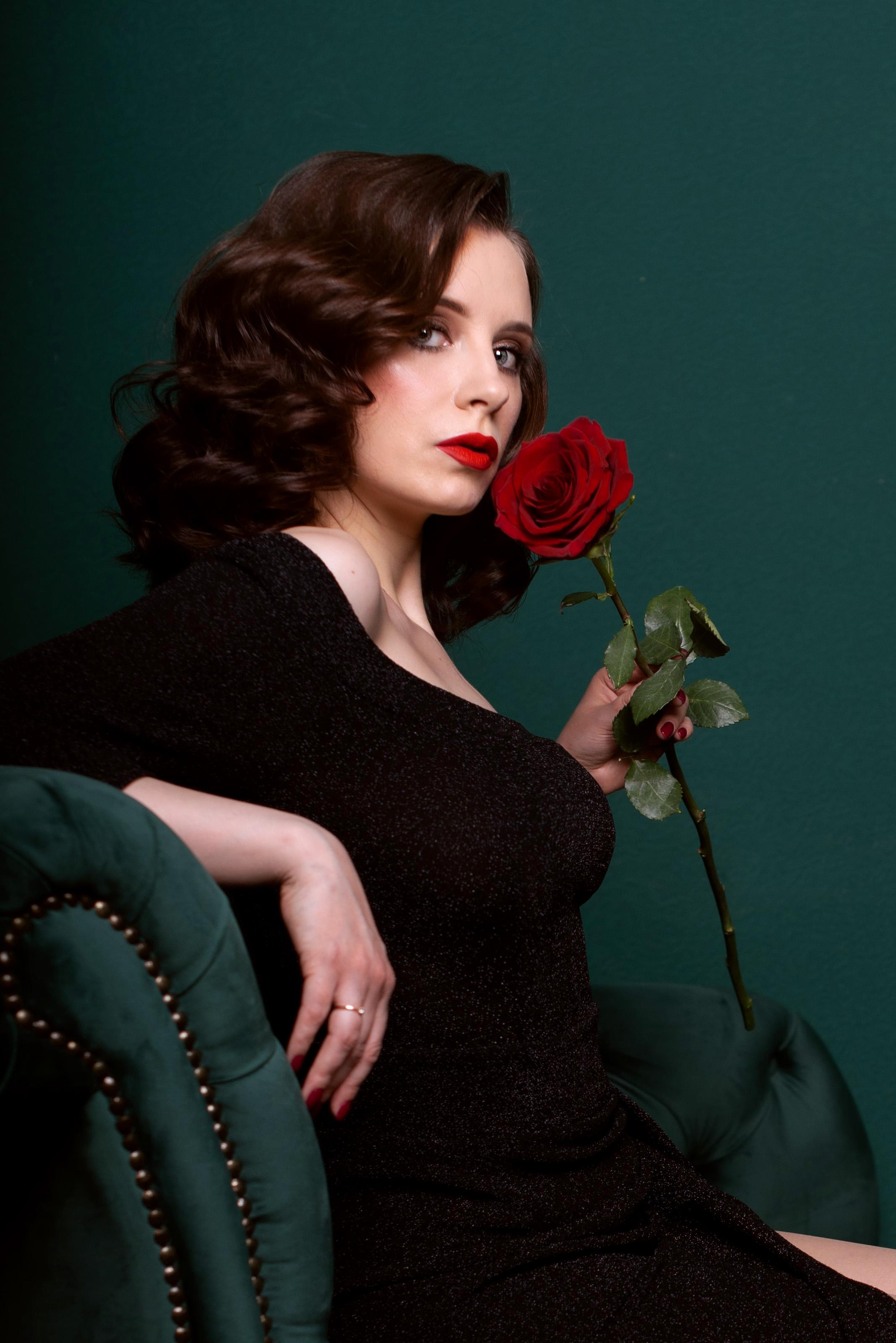 Девушка с алой розой