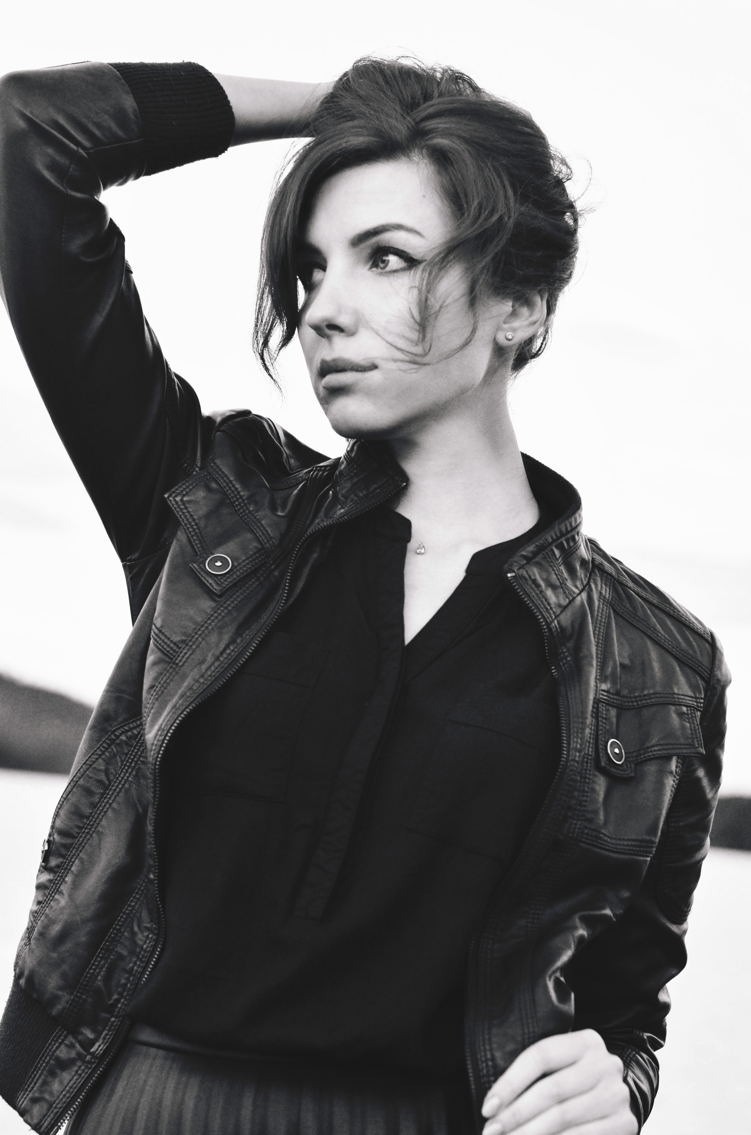 Девушка в короткой кожаной куртке