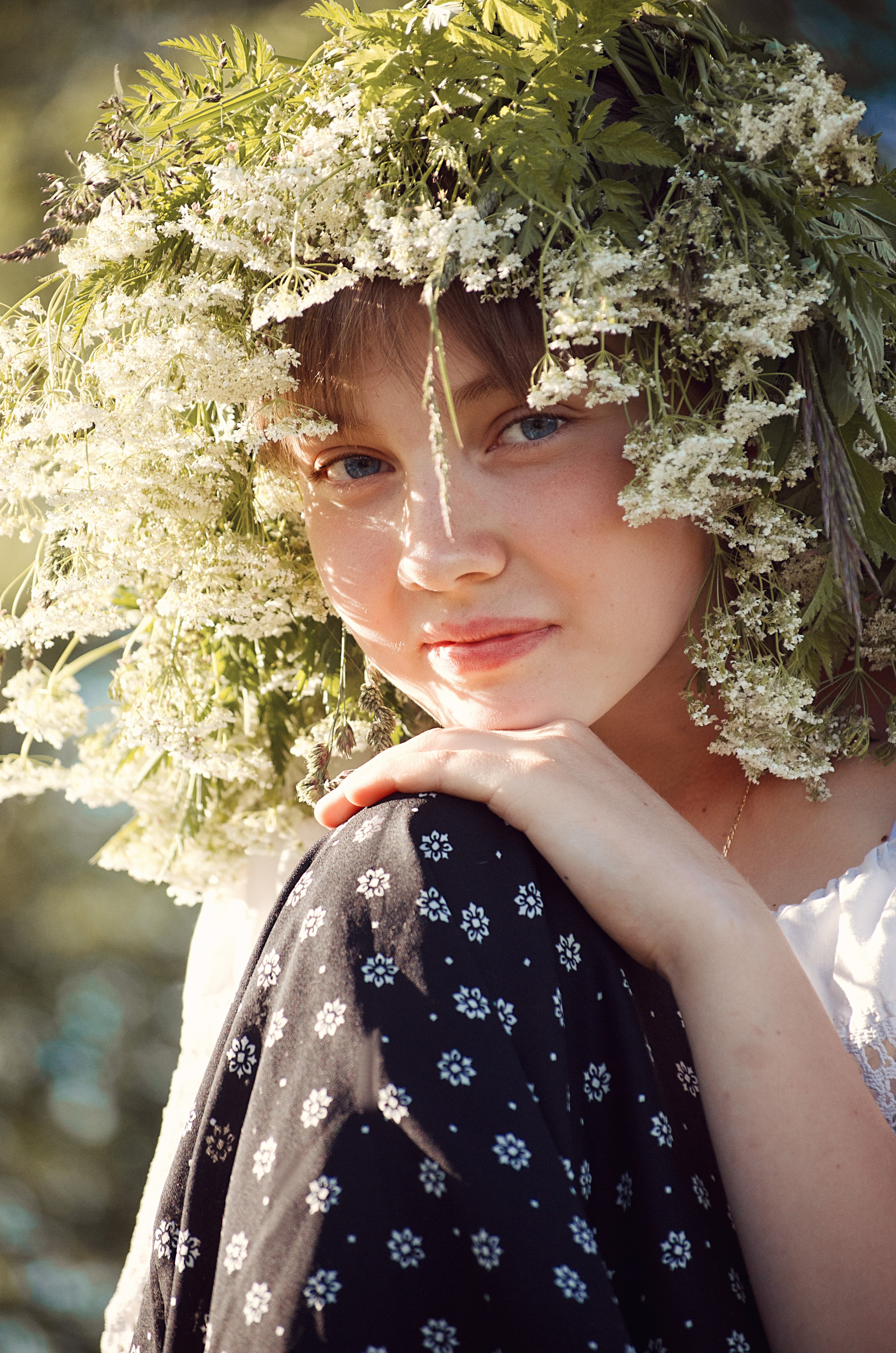 Девушка с венком на голове