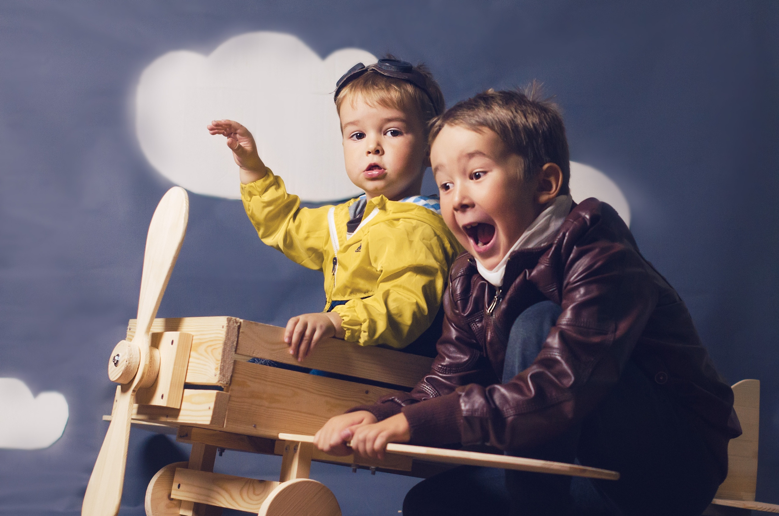 Дети в игрушечном деревянном самолете