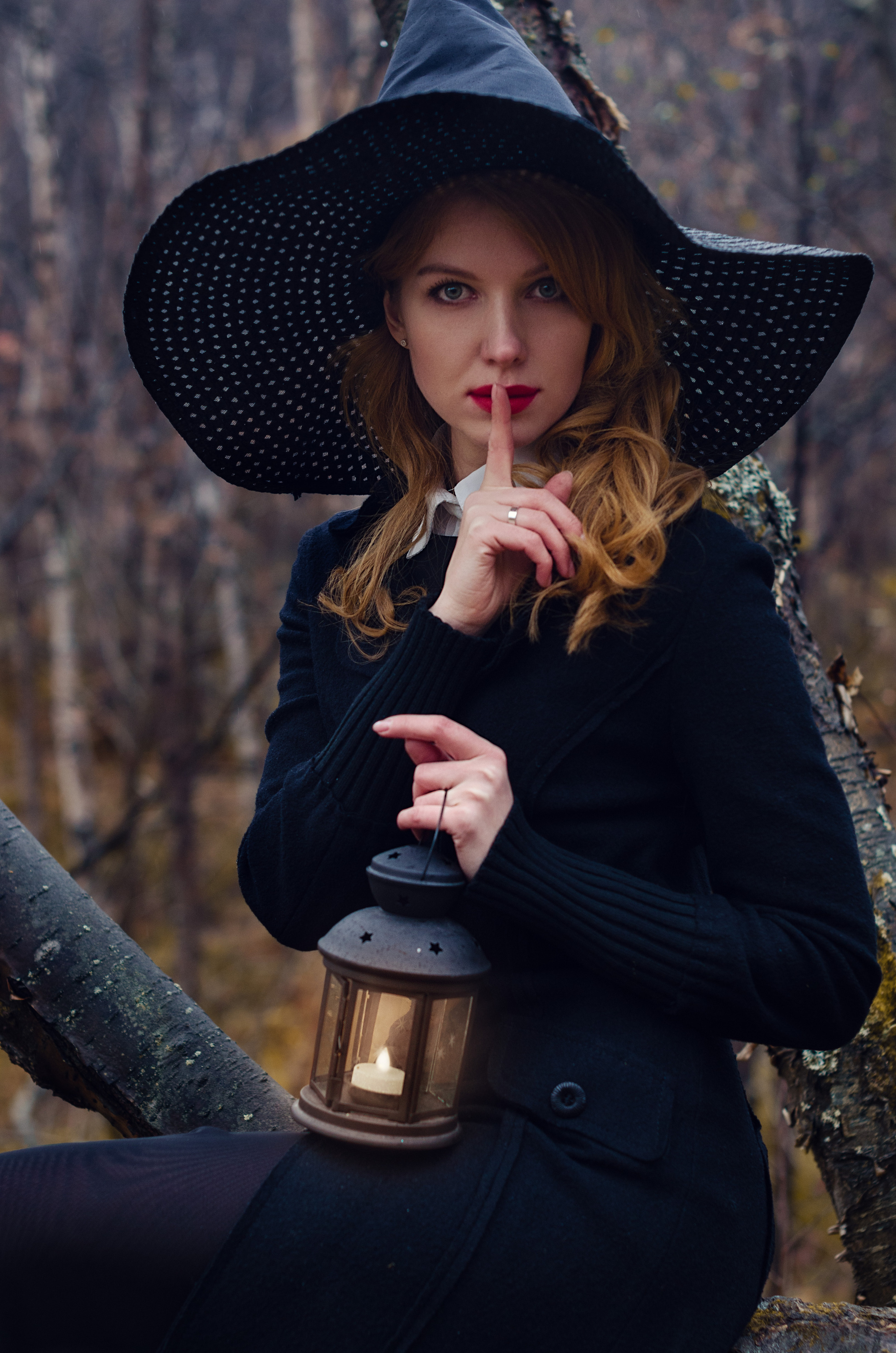 Ведьма  в шляпе с фонарем говорит тссс