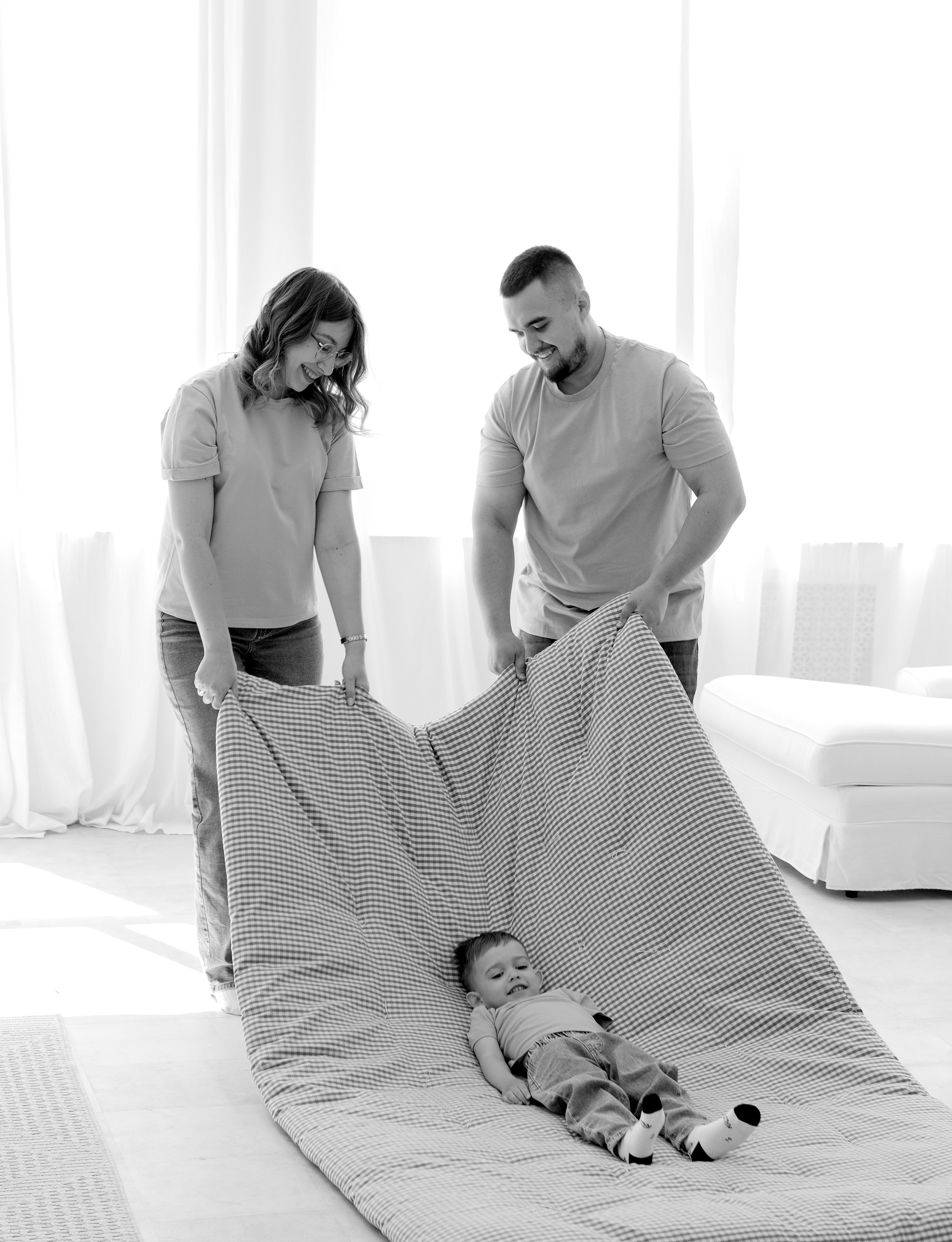 Семейная фотосессия в студии (Михаил, Крестина и Макар). Женский фотограф в Орске Новотроицке Динара Долганова