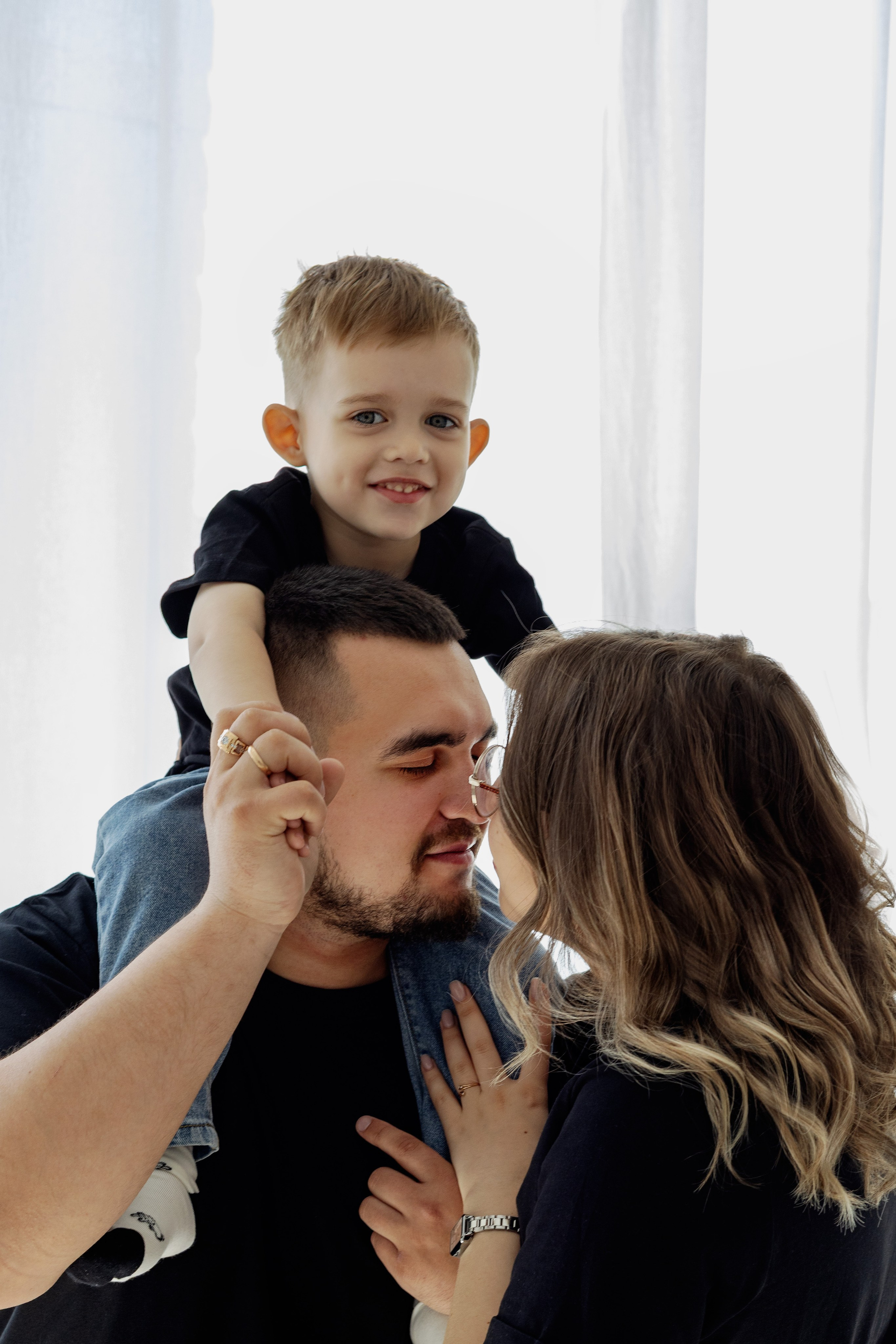 Семейная фотосессия в студии (Михаил, Крестина и Макар). Женский фотограф в Орске Новотроицке Динара Долганова