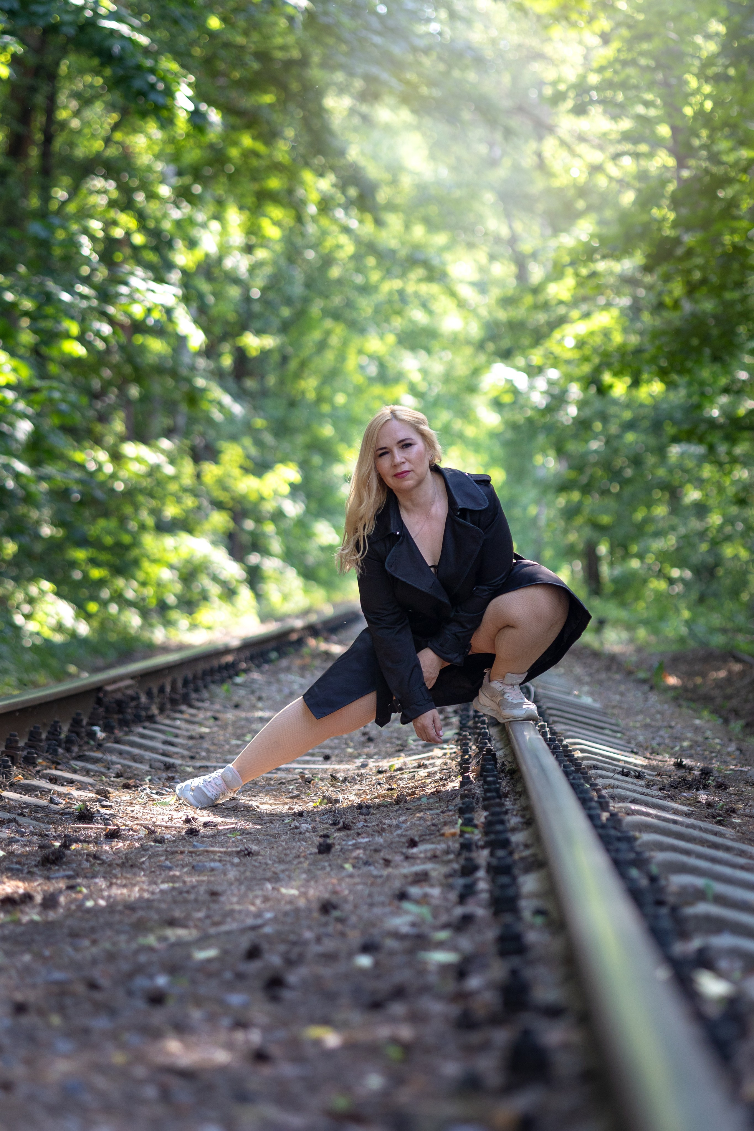 Рельсы, шпалы, девушка