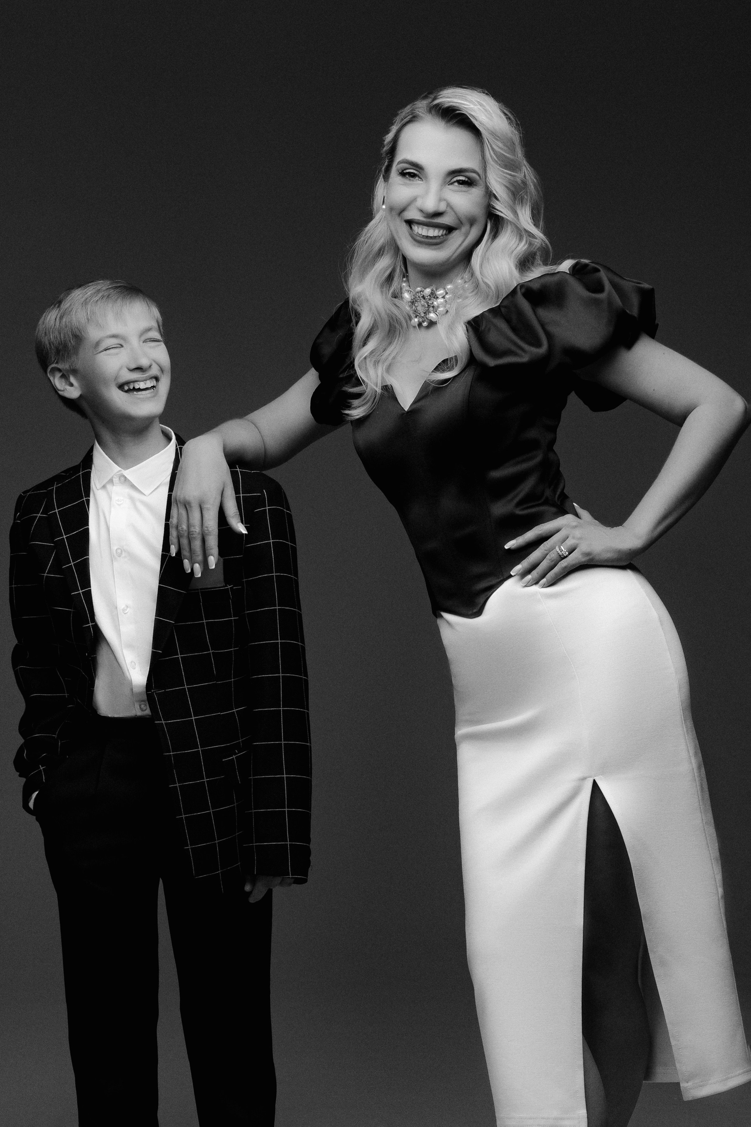 Елена и Назар. Семейная фотосессия на циклораме. Фотограф в Москве Ольга Сатони