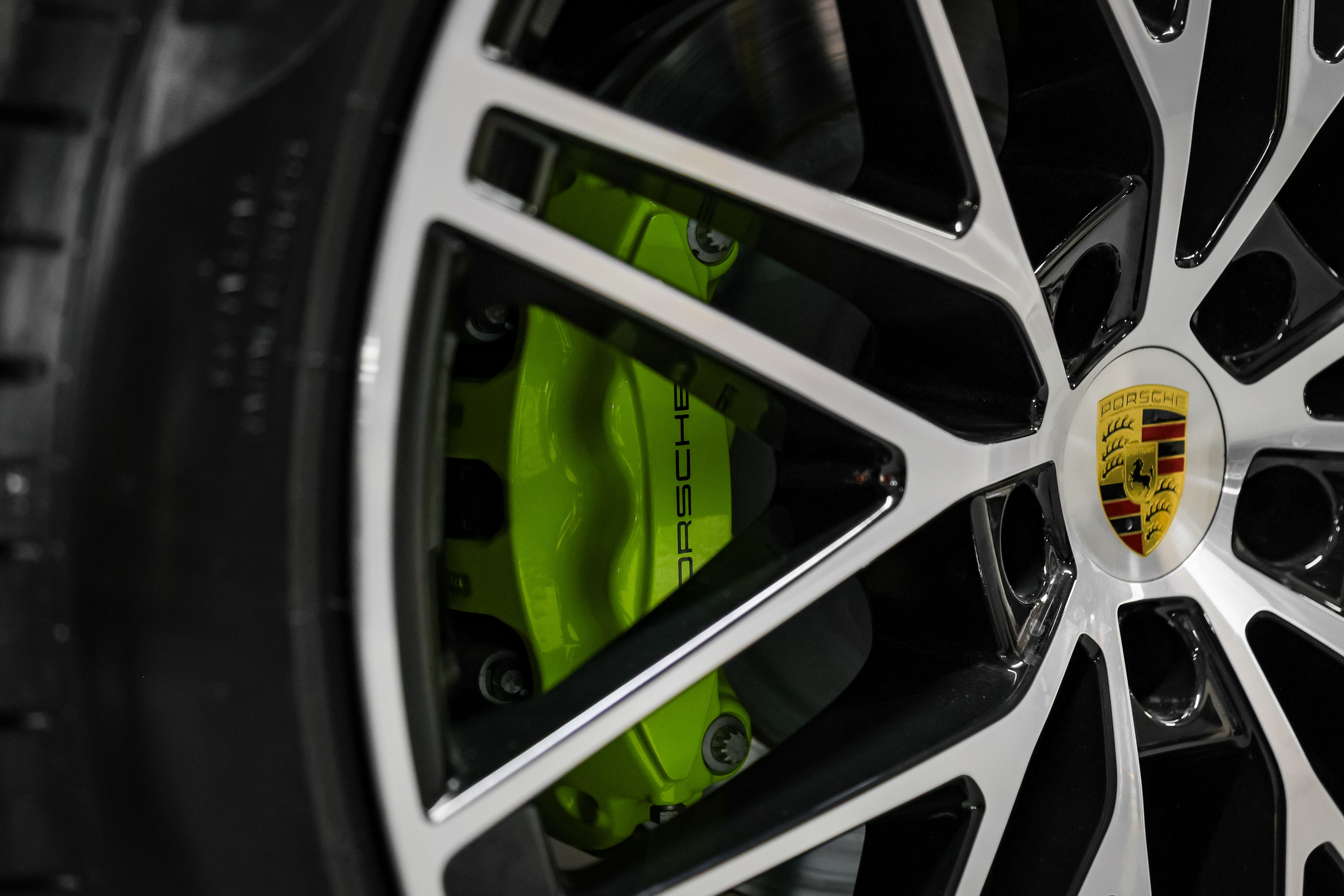 2025 PORSCHE CAYENNE COUPE E-Hybrid $185,000 NEW from EUROPE. Mixturecaptures