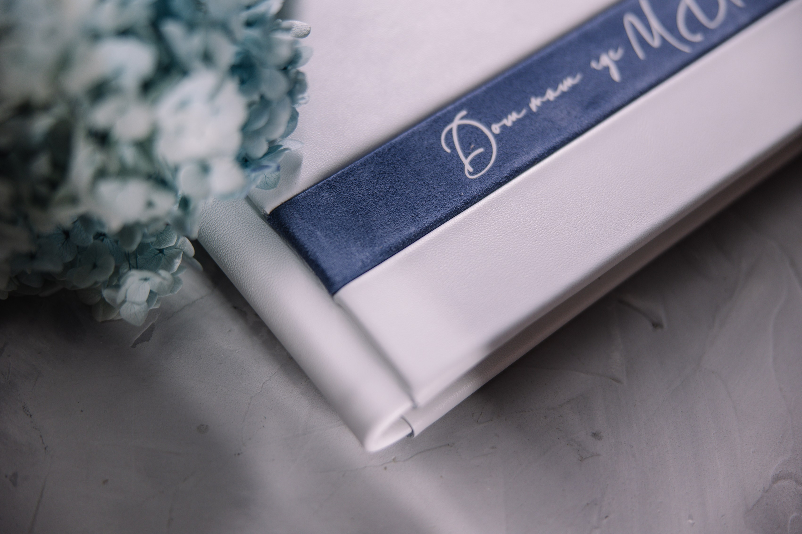 Надпись на замшевой вставки