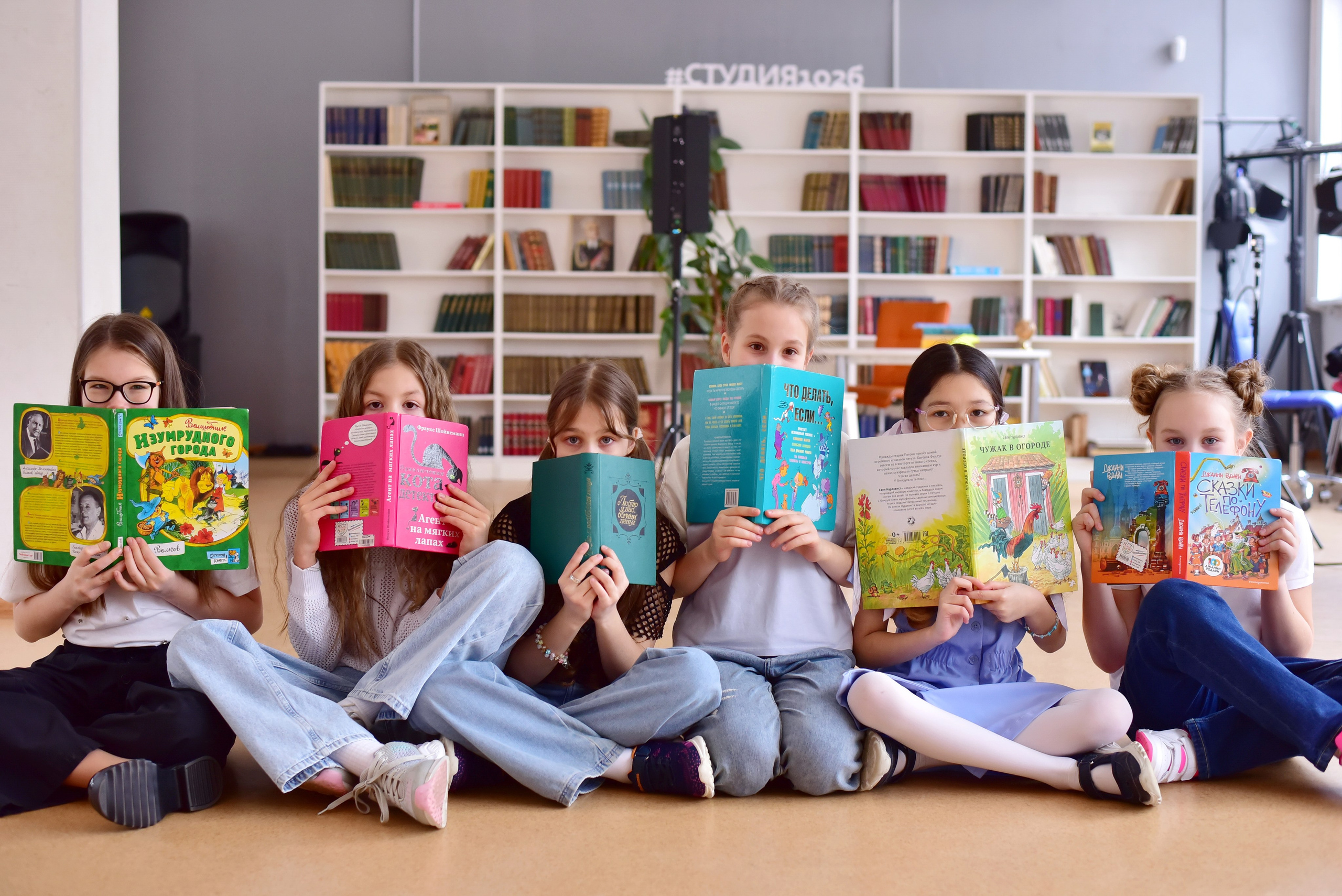 Фотоальбомы для средней и младшей школы. Стильные выпускные альбомы, детские фотосессии, сюжетные фотографии