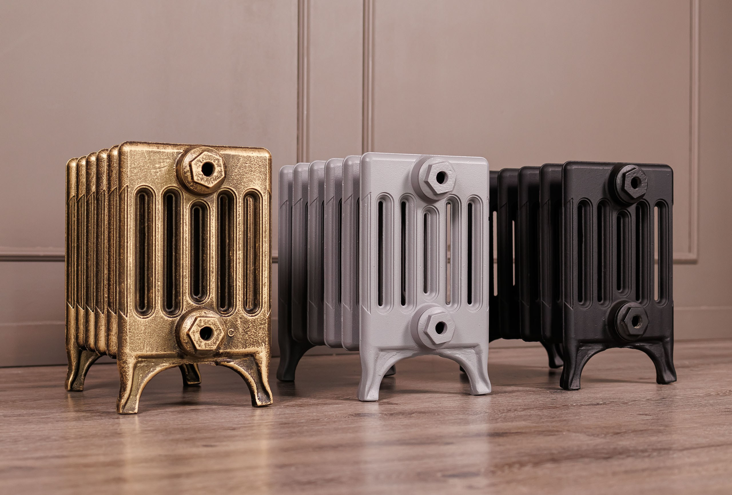 Предметные фотографии дизайнерских радиаторов отопления в стиле ретро