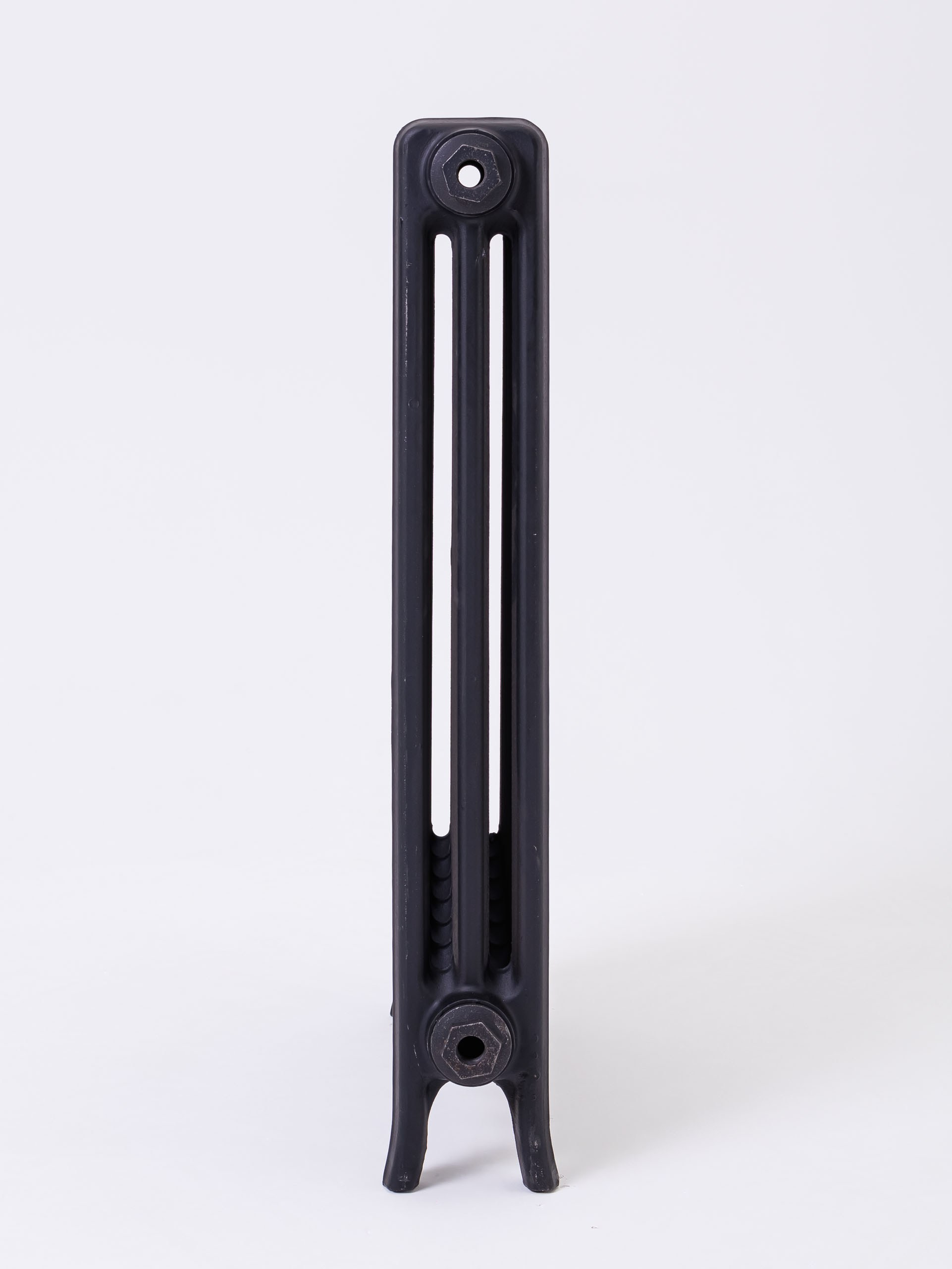 Предметные фотографии дизайнерских радиаторов отопления в стиле ретро