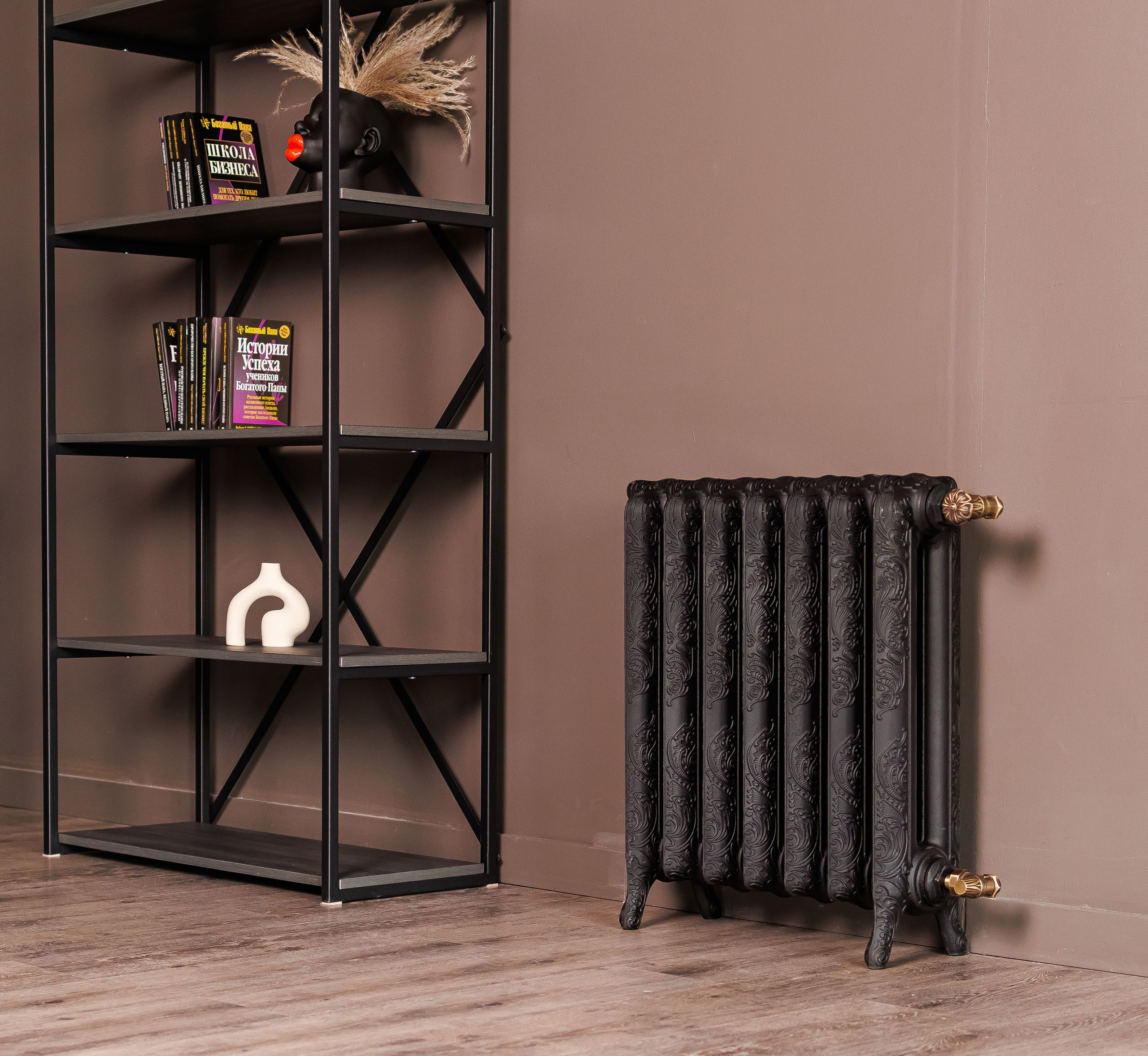 Предметные фотографии дизайнерских радиаторов отопления в стиле ретро