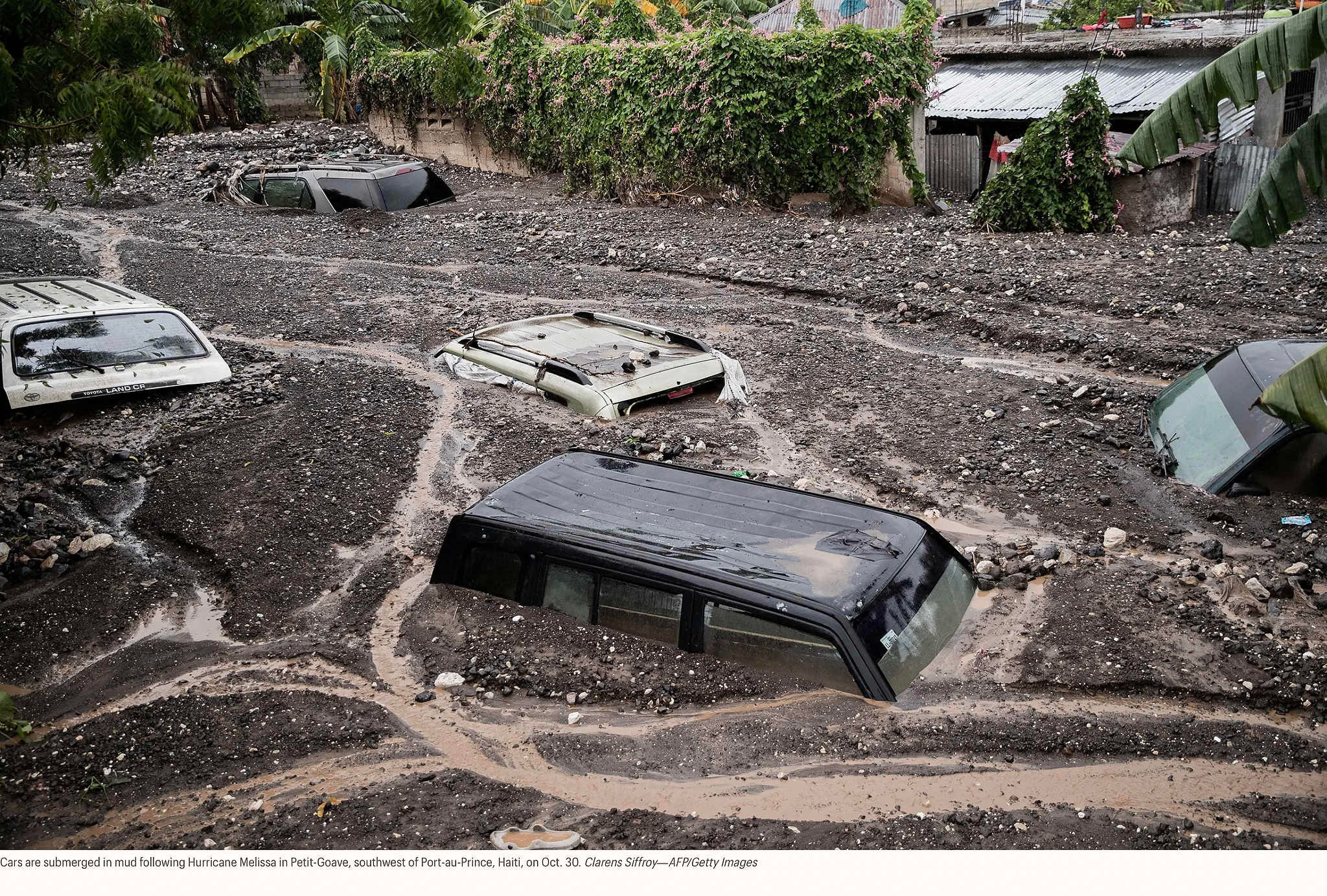 Автомобили, затопленные грязью после урагана «Мелисса» в Пти-Гоаве, к юго-западу от Порт-о-Пренса, Гаити, 30 октября. Кларенс Сиффруа — AFP/Getty Images