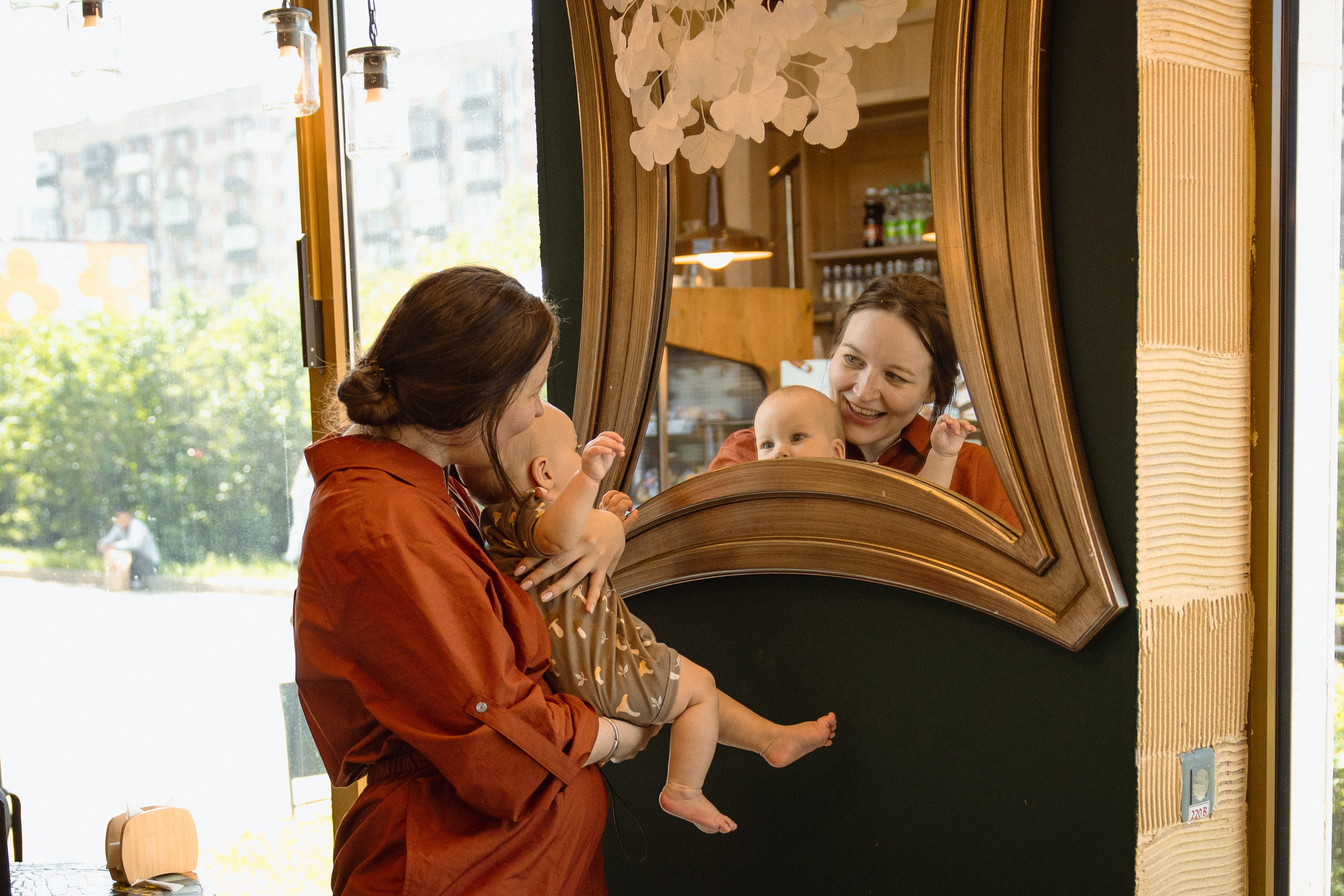 Настя с сыном у Alma-Mater. Ваш семейный newborn и lifestyle фотограф в СПБ Наталья Журавлева