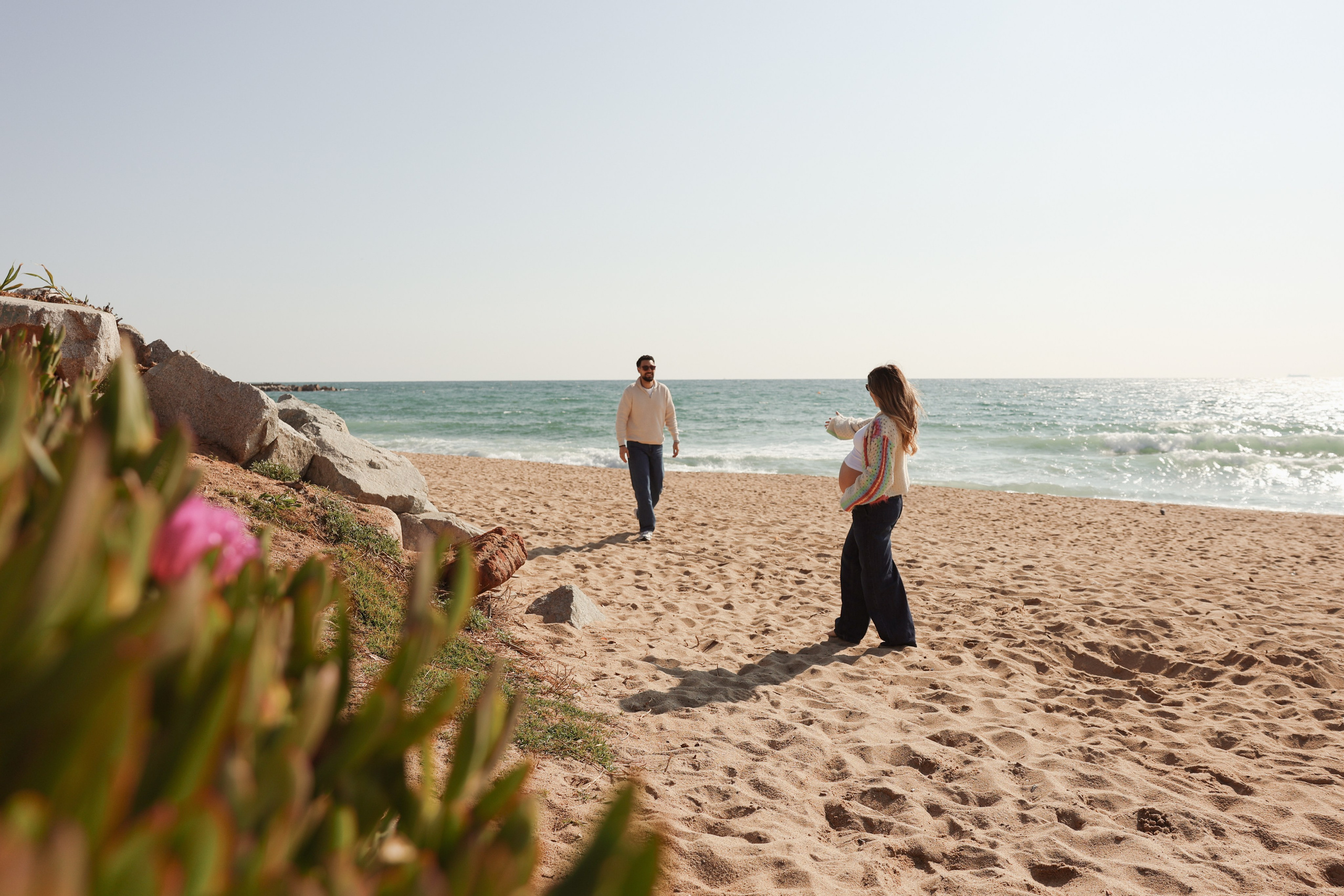 Sunny morning at the sea. Natalia Zhuravleva|family, newborn, maternity photographer in Barcelona