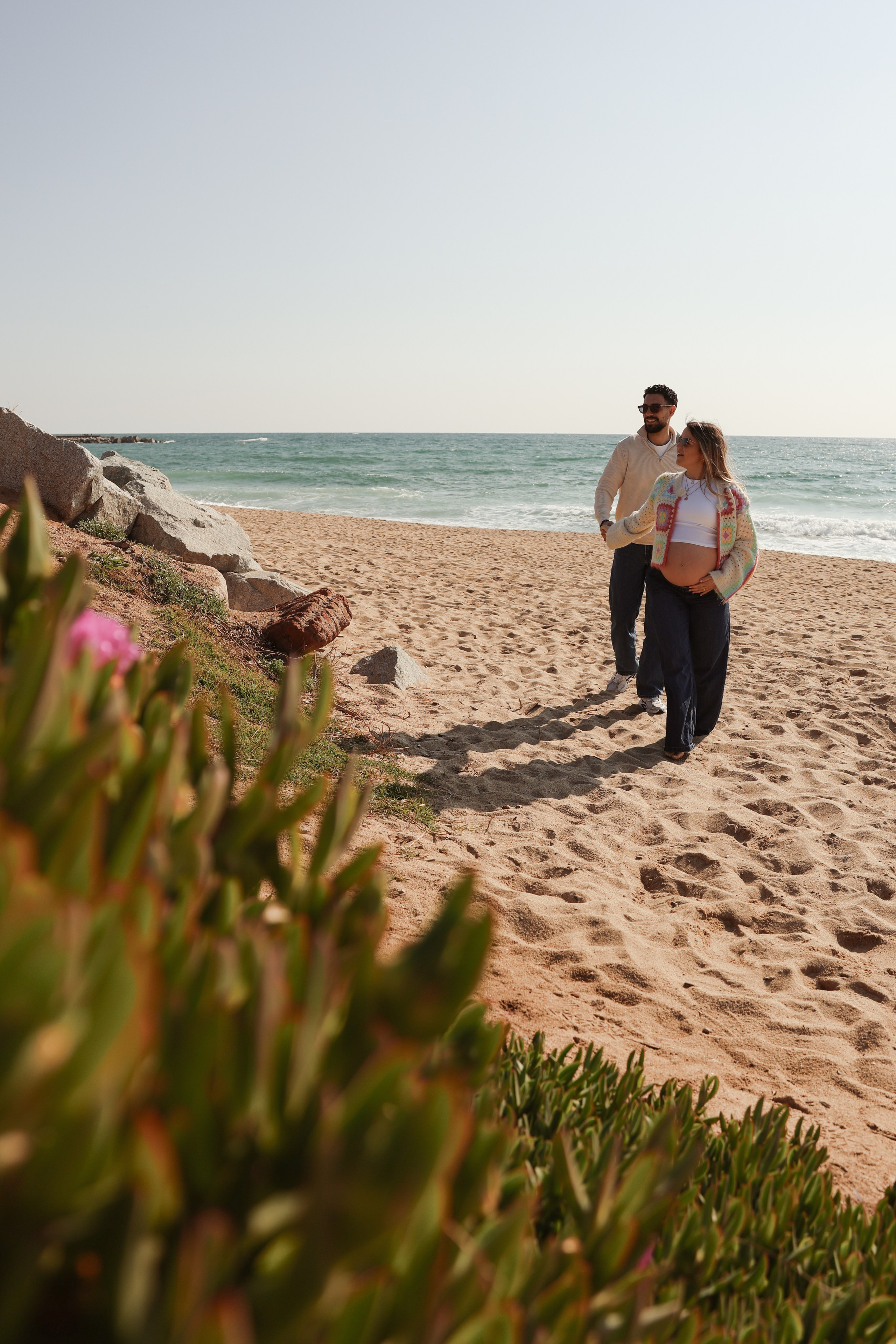 Sunny morning at the sea. Natalia Zhuravleva|family, newborn, maternity photographer in Barcelona
