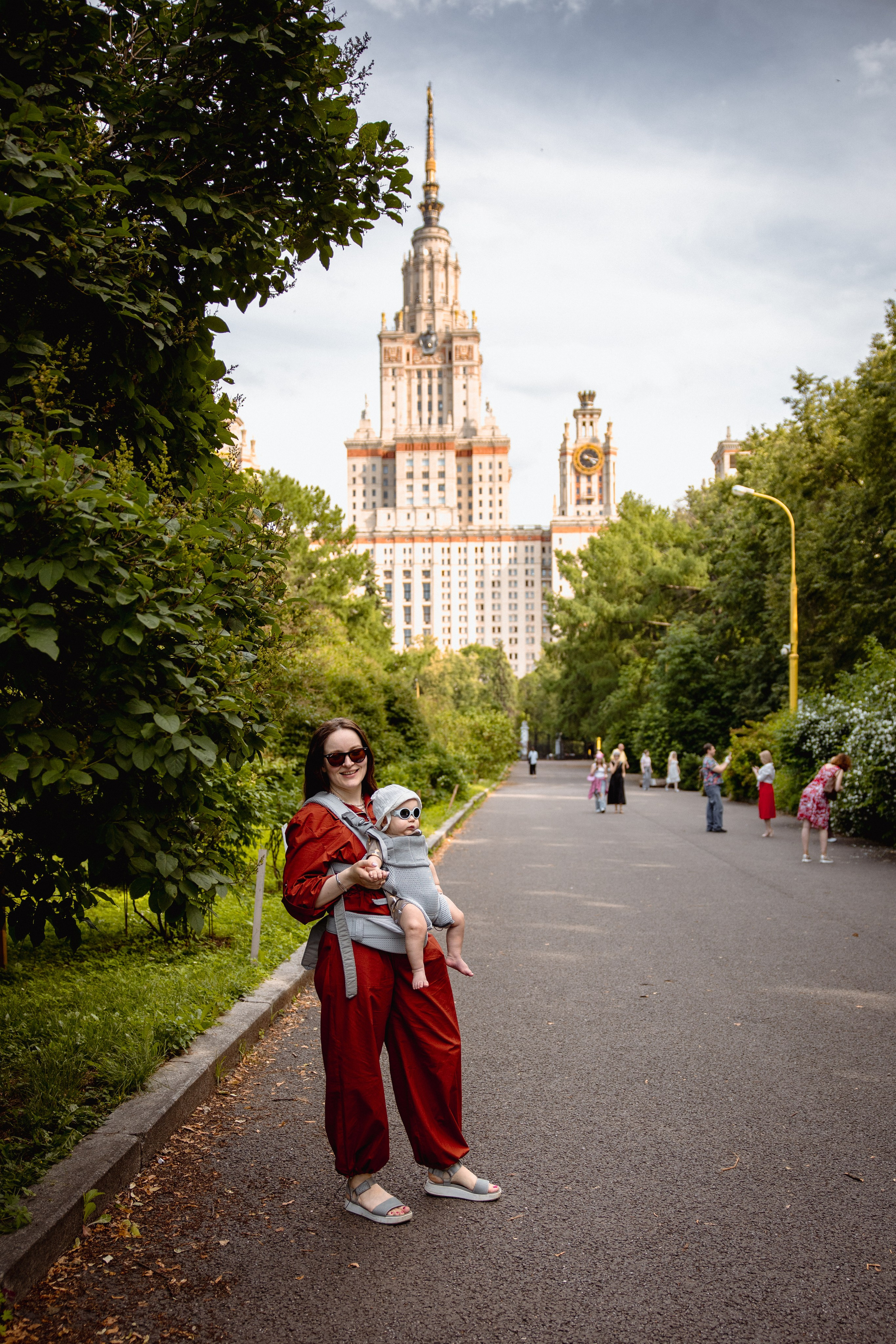 Настя с сыном у Alma-Mater. Ваш семейный newborn и lifestyle фотограф в СПБ Наталья Журавлева