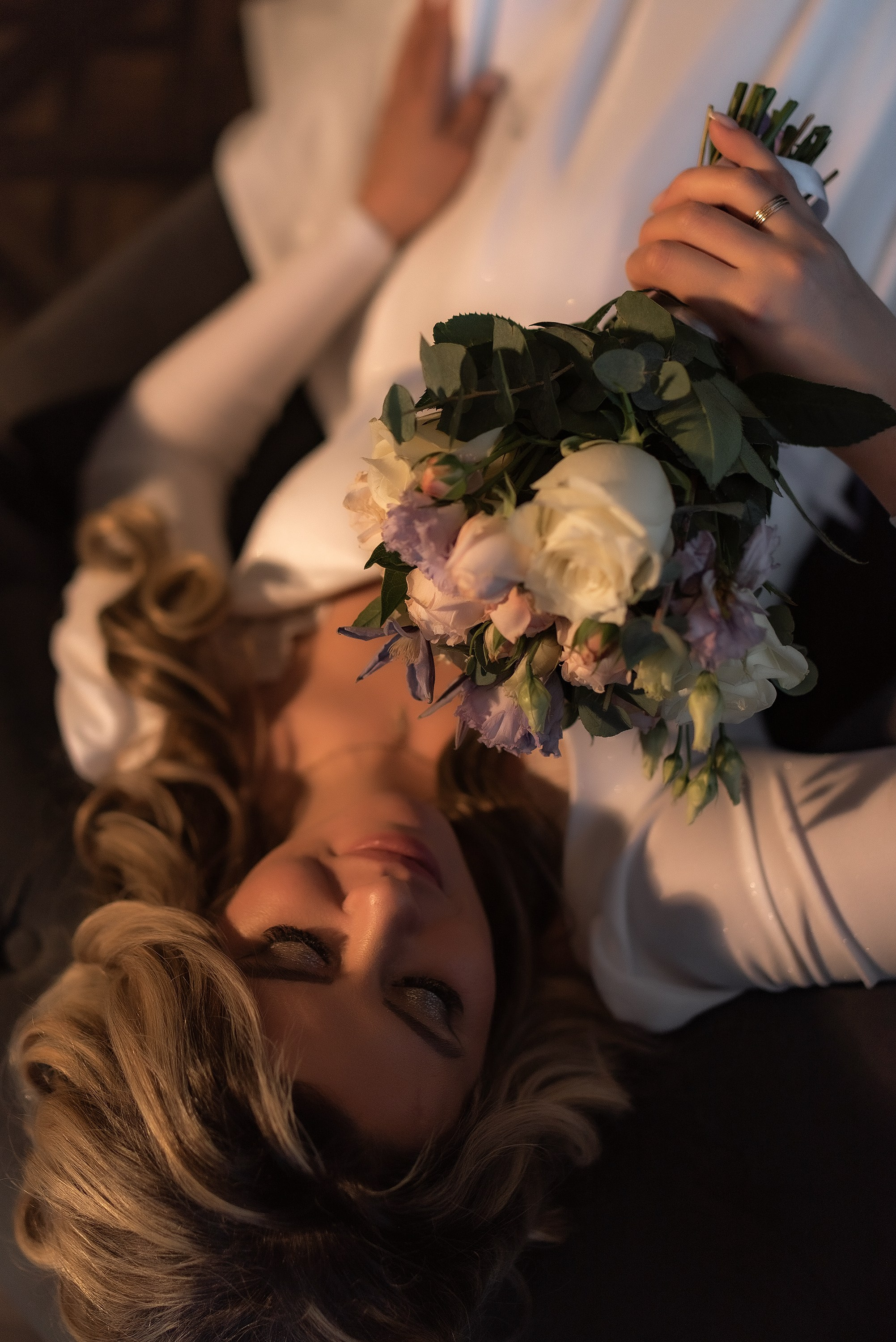 Свадебная фотосъёмка невесты со свадебным букетом