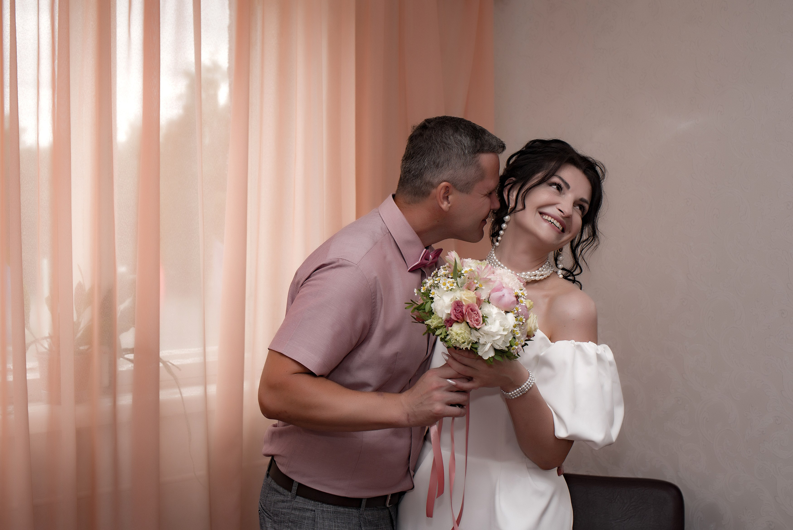 Свадебная фотография невесты и жениха с букетом в загсе г. Кохма свадебный фотограф Коляганов Николай