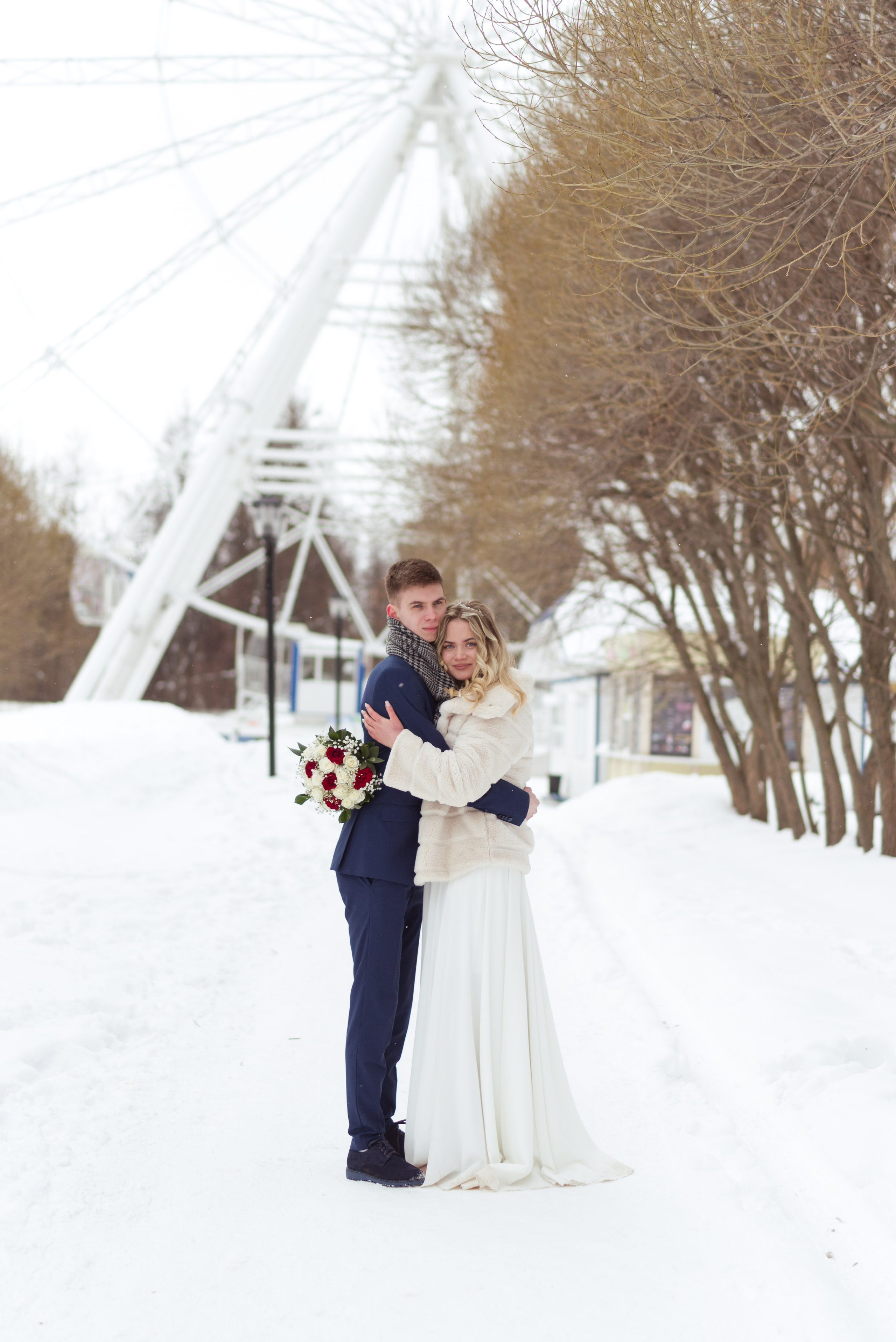 Свадебная фотосессия зимой у колеса обозрения 