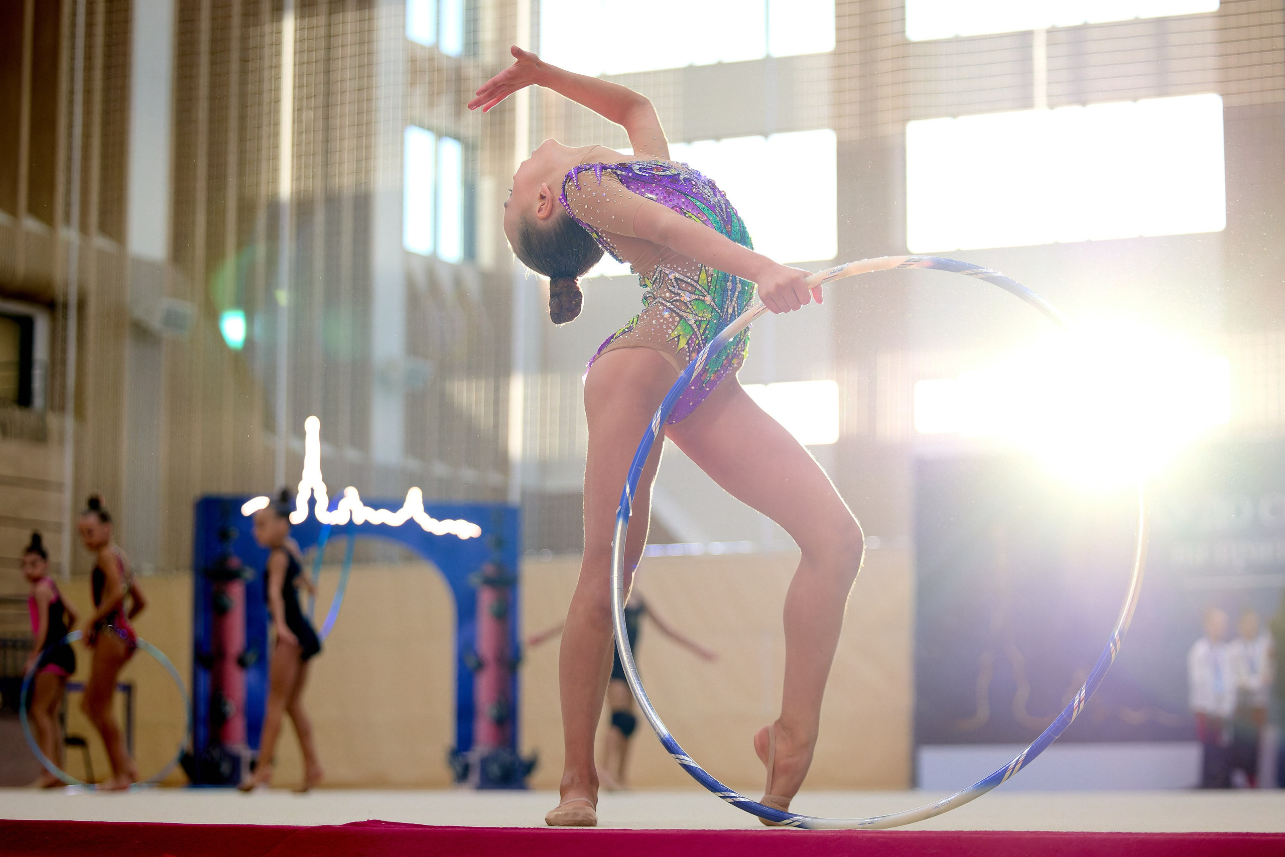 гимнастка с обручем в солнечных лучах