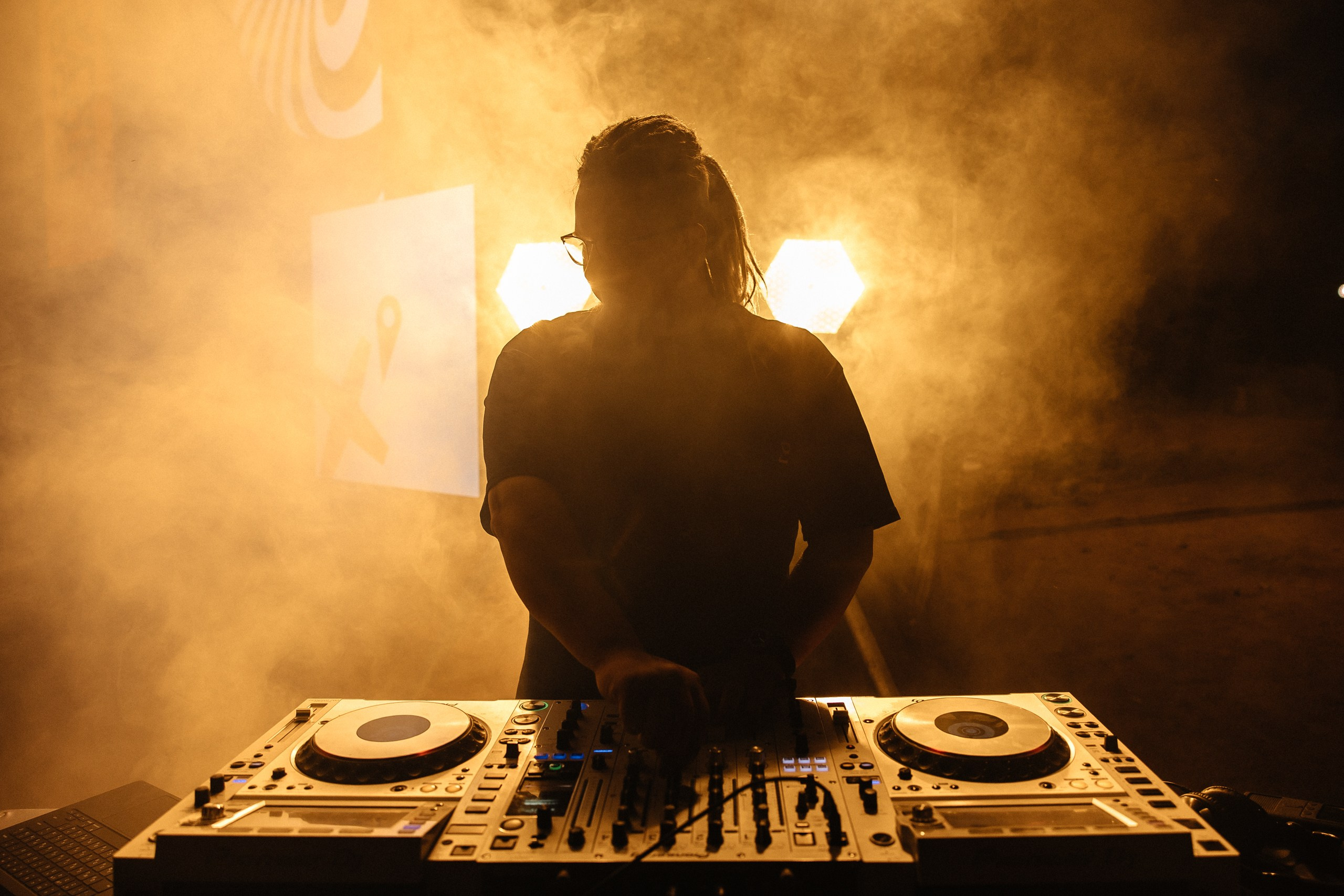 Здравствуйте! Я свадебный фотограф из Ульяновска, работаю в том числе по всей России и с выездом за границу. Снимаю свадьбы, lovestory, корпоративы, светский репортаж. Провожу обучение по фотографии, мастер-классы и воркшопы для других фотографов.