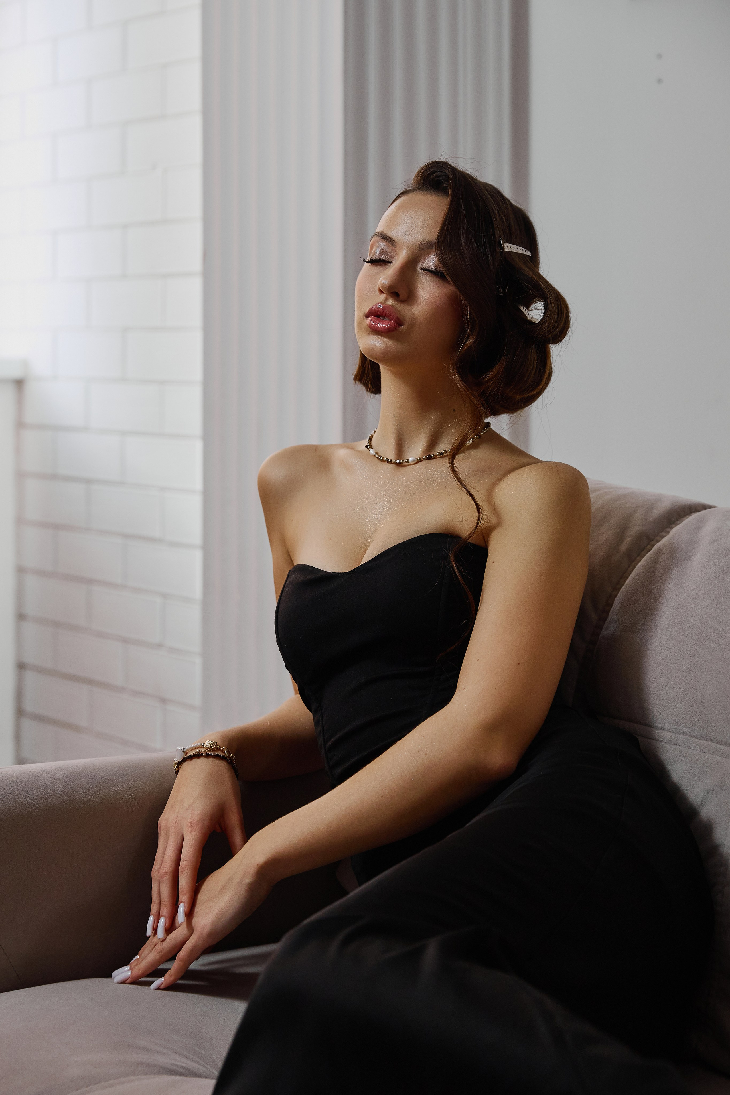 Индивидуальная фотосессия в Анапе для Алины в белом и черном платьях